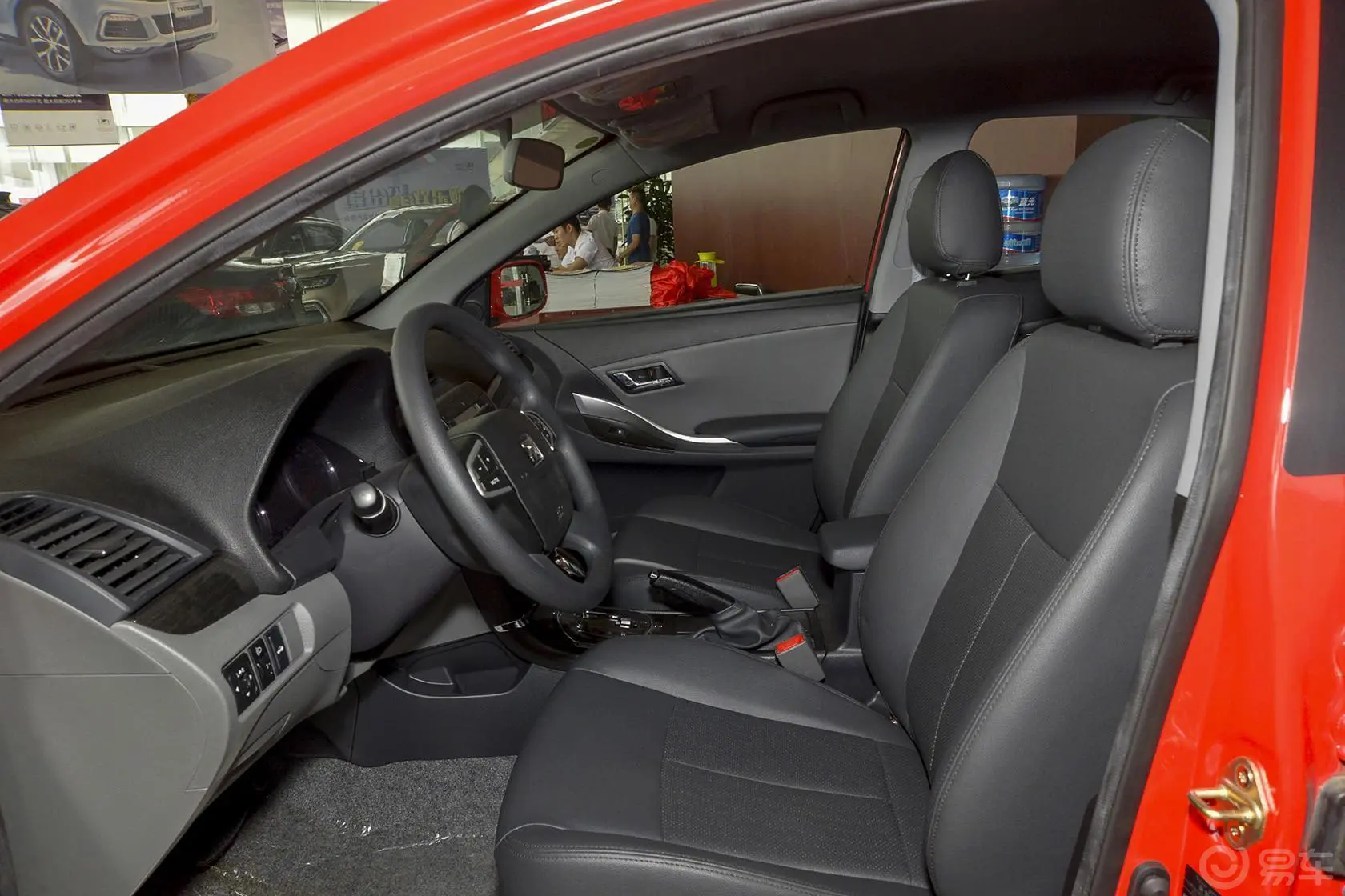 众泰Z300新视界版 1.6L 自动 豪华型前排空间