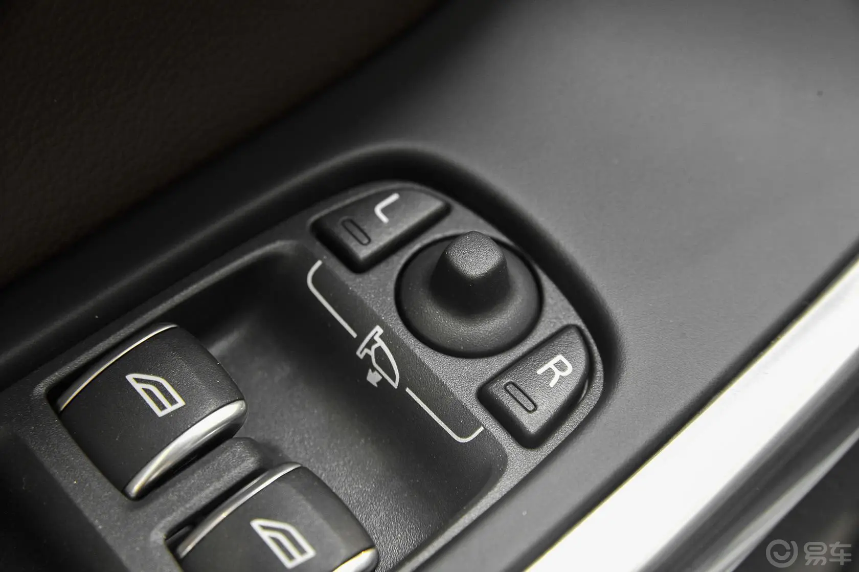 沃尔沃XC60T5 AWD 智远版外后视镜控制键