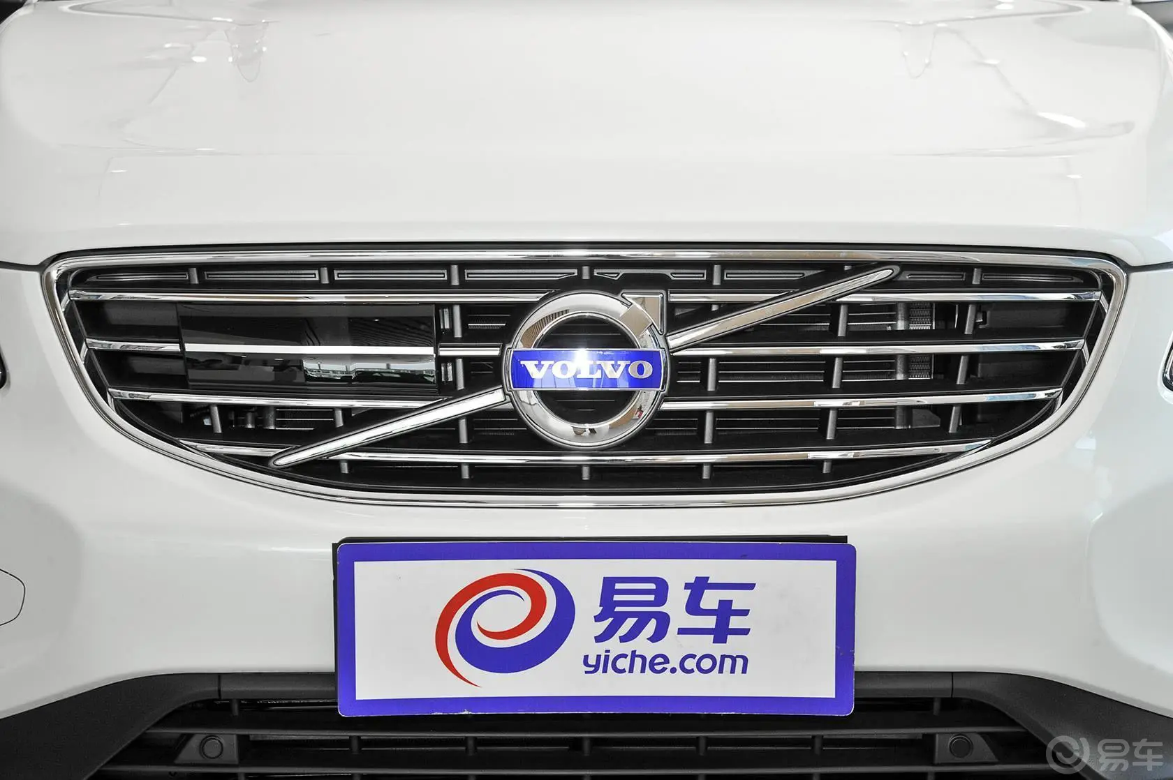 沃尔沃XC60T5 AWD 智远版前格栅侧俯拍