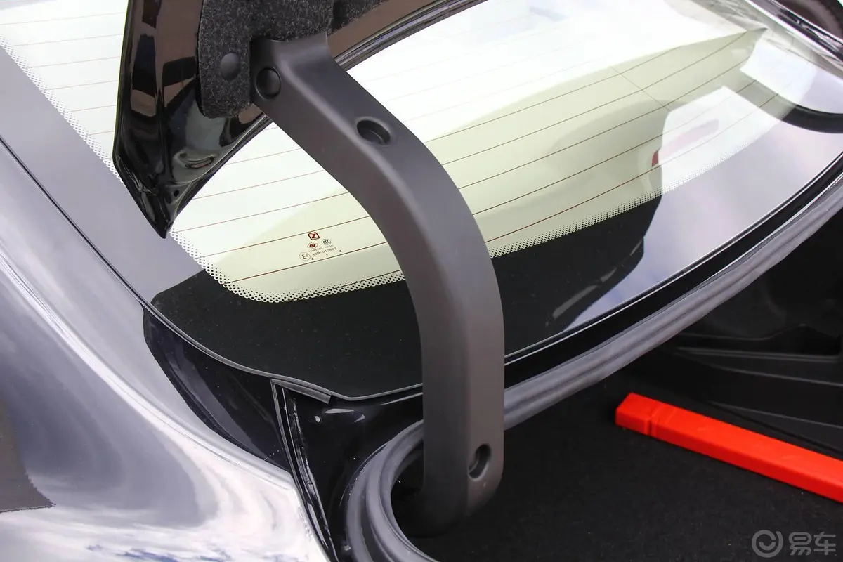 众泰Z3001.5L 手动 尊贵版行李厢支撑杆