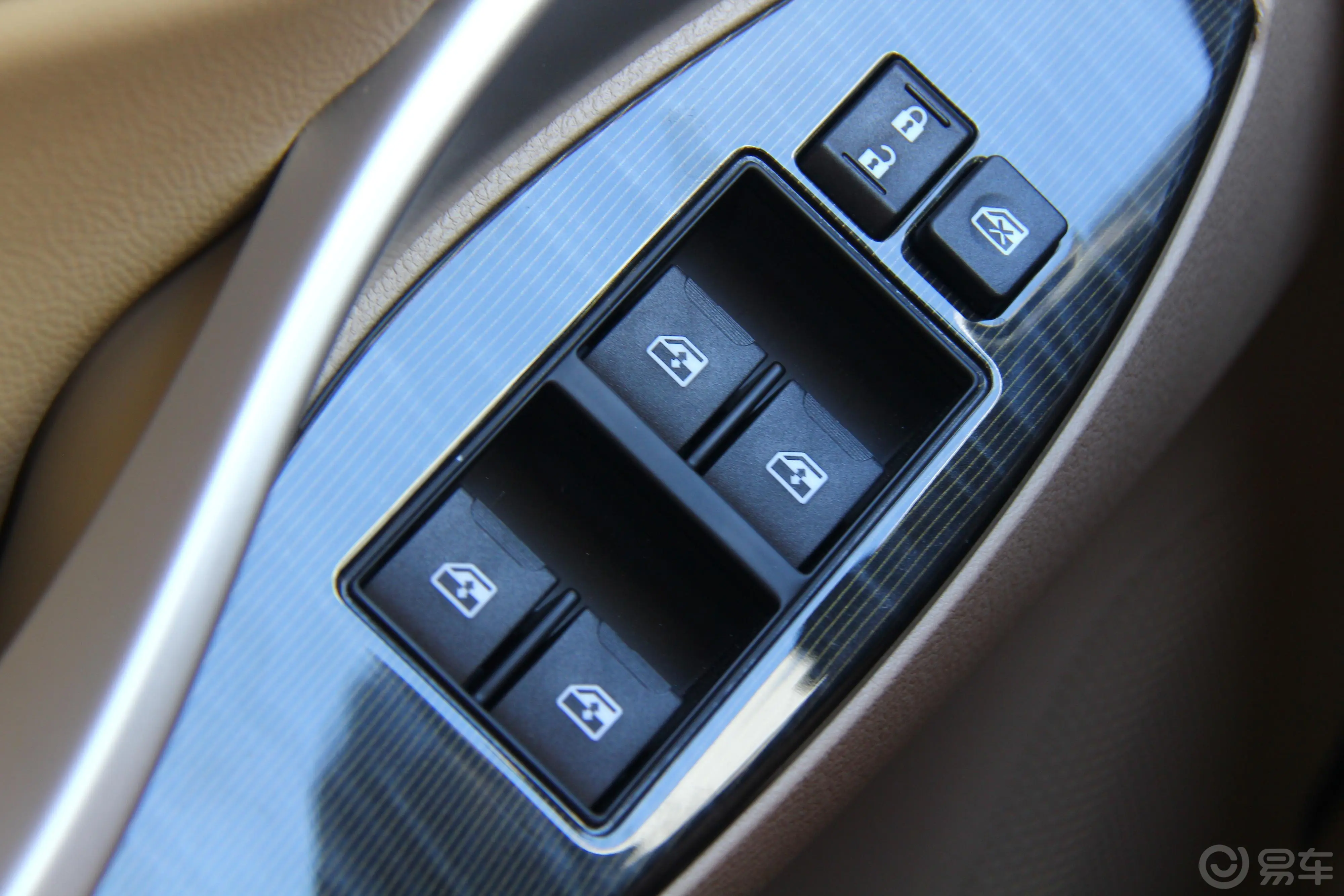众泰Z3001.5L 手动 尊贵版车窗升降键