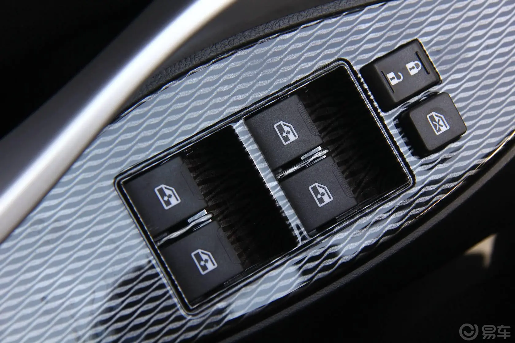 众泰Z3001.5L 手动 豪华版车窗升降键