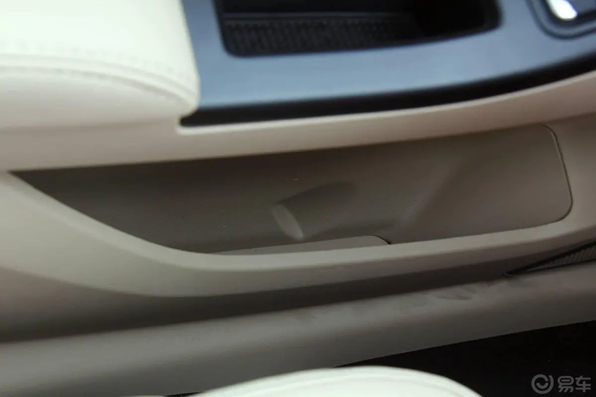 众泰Z5001.5T 手动 豪华版驾驶员门储物盒