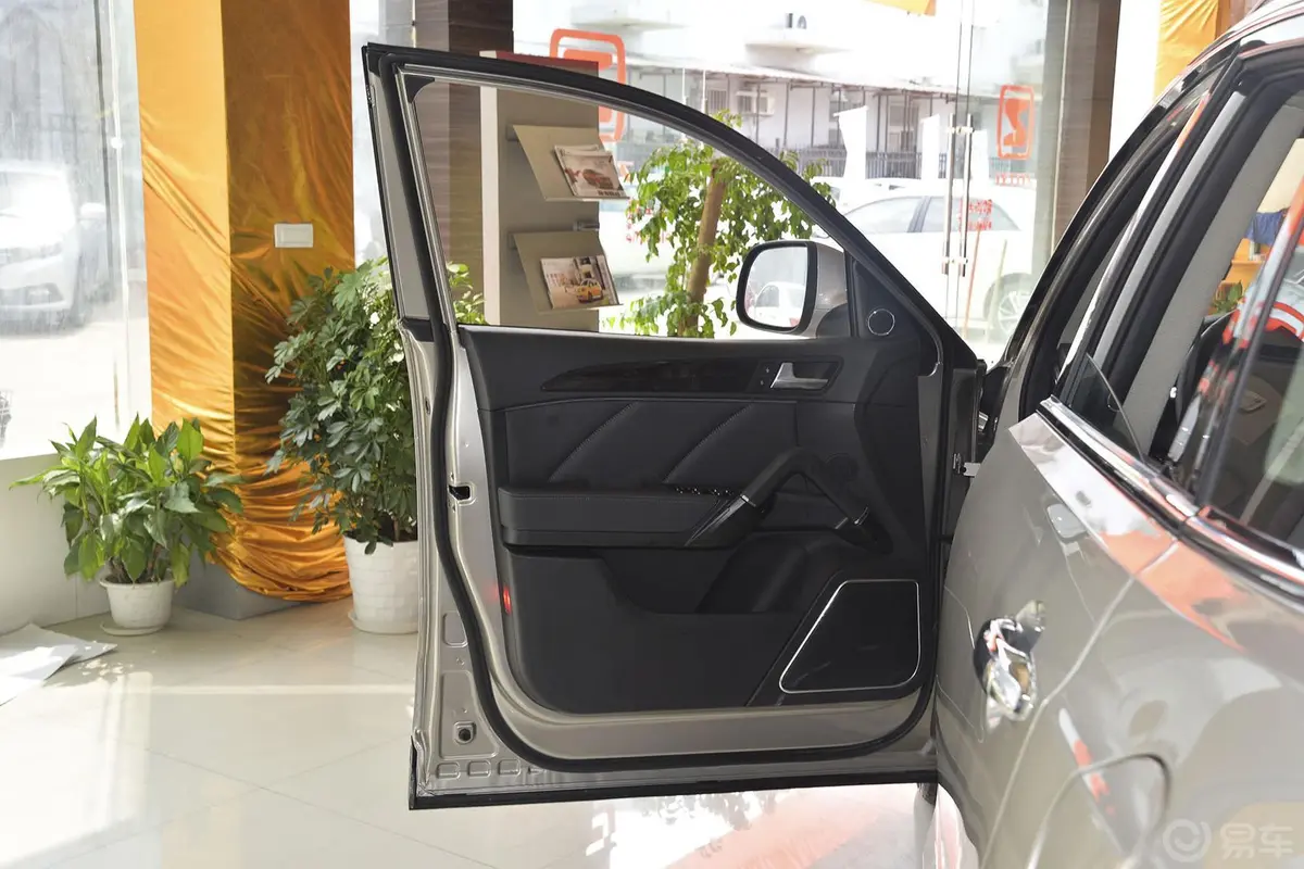 众泰T600运动版 2.0T 双离合 尊享版驾驶员侧车门内门板