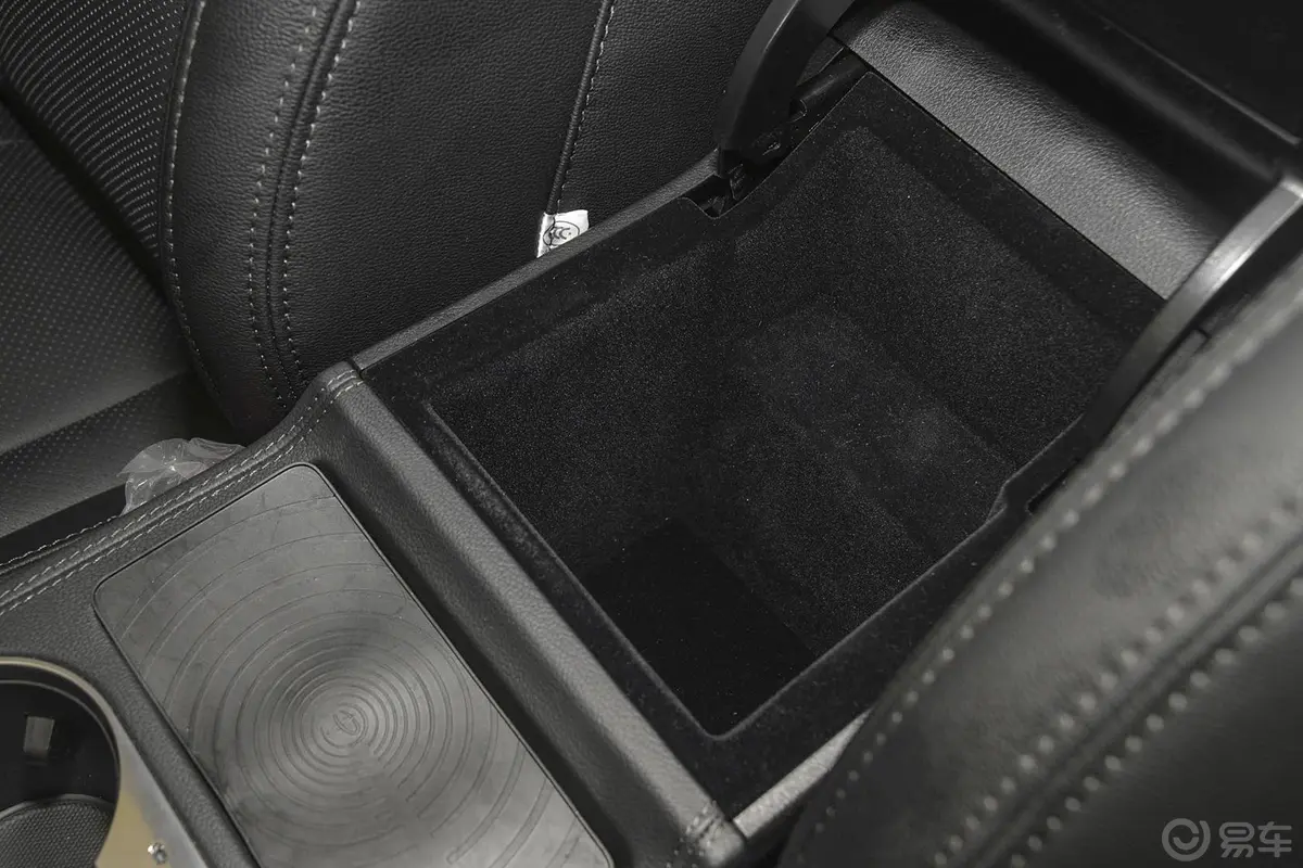 众泰T600运动版 2.0T 双离合 尊享版前排中央扶手箱空间