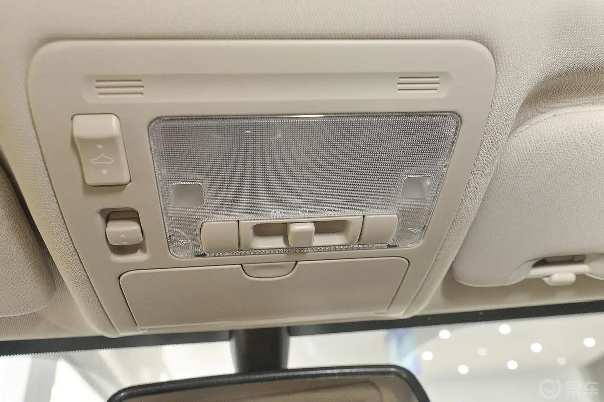 比亚迪S71.5T 手动 尊贵型 7座 升级版前排车顶中央控制区