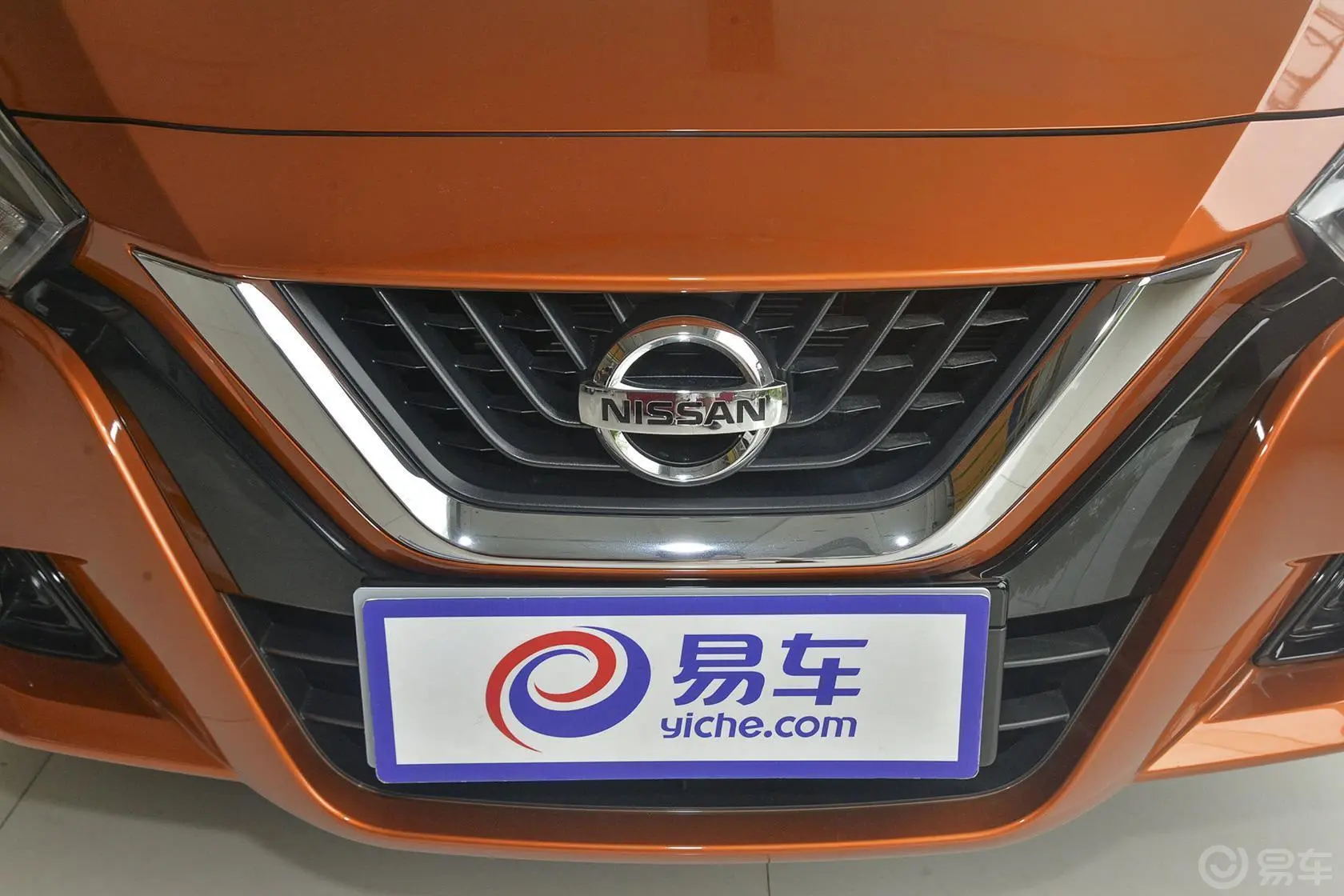 蓝鸟1.6L CVT 智炫版前格栅侧俯拍