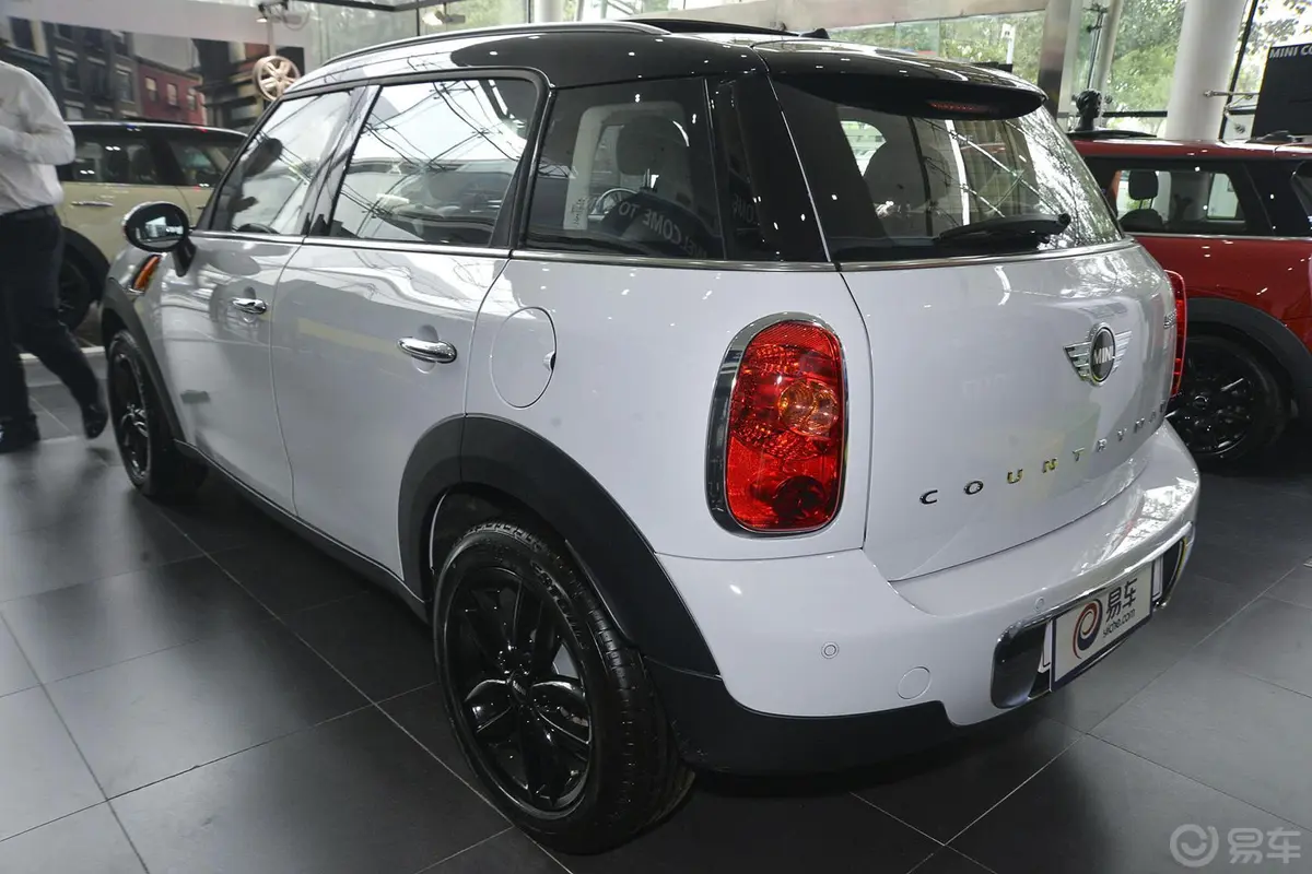 MINI COUNTRYMAN1.6L COOPER Fun侧后45度车头向左水平