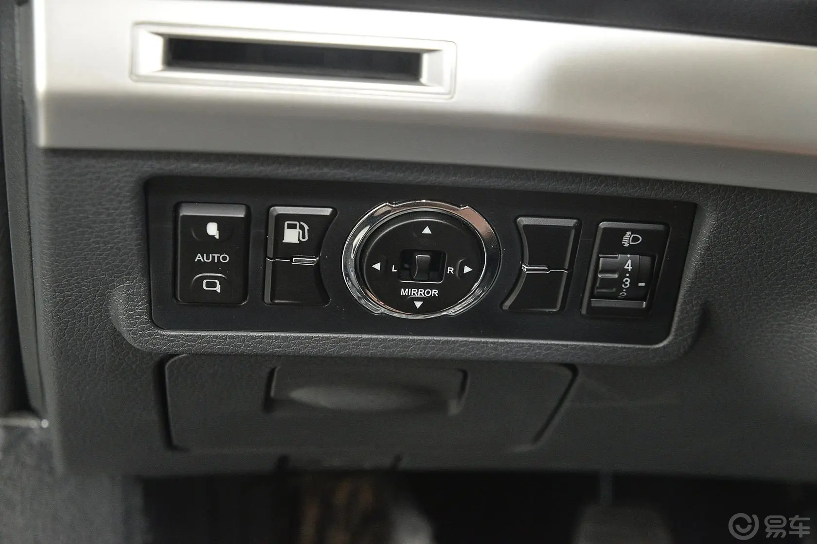 比亚迪S71.5T 手动 尊贵型 7座 升级版外后视镜控制键