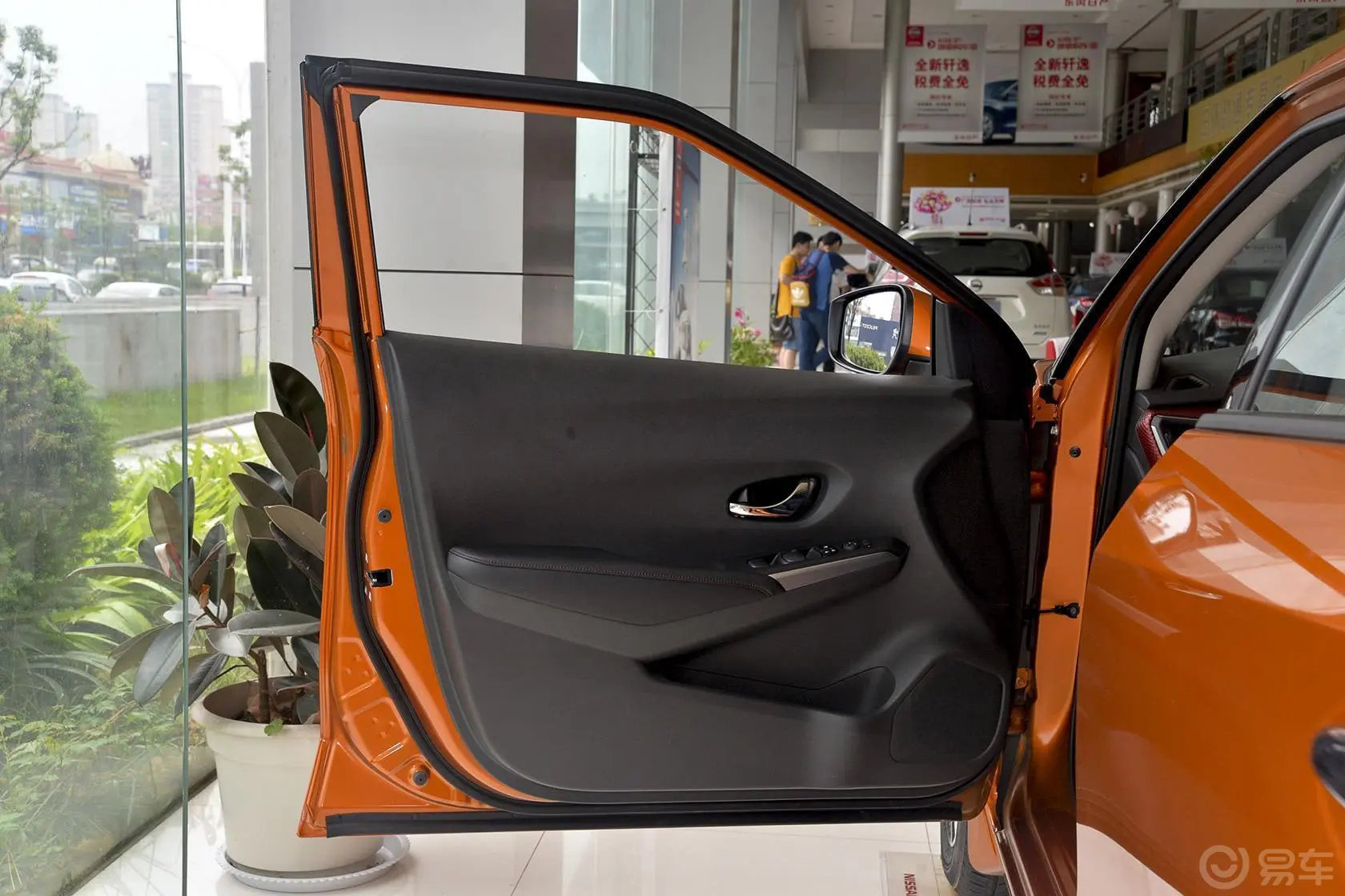 蓝鸟1.6L CVT 智炫版驾驶员侧车门内门板