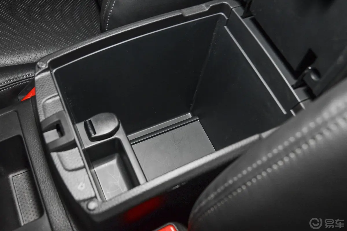 奇骏2.0L CVT 舒适版 两驱前排中央扶手箱空间