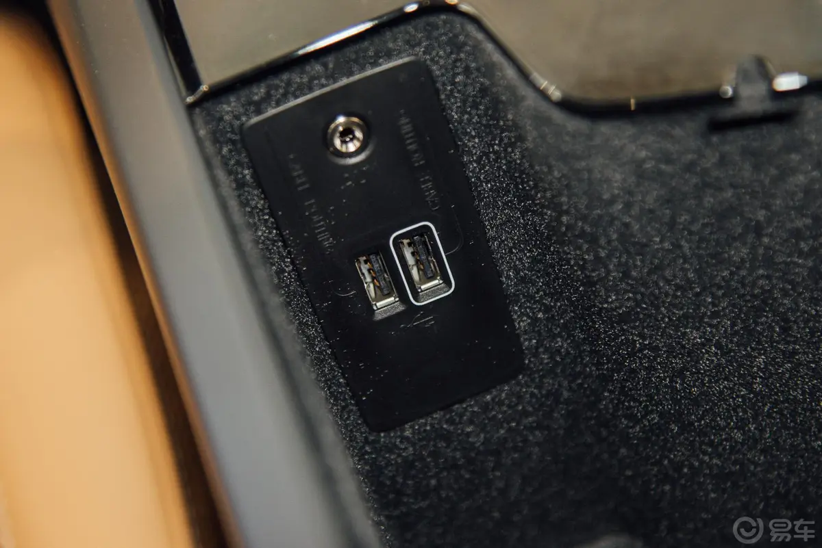 沃尔沃S90(进口)T6 AWD 智尊版USB接口