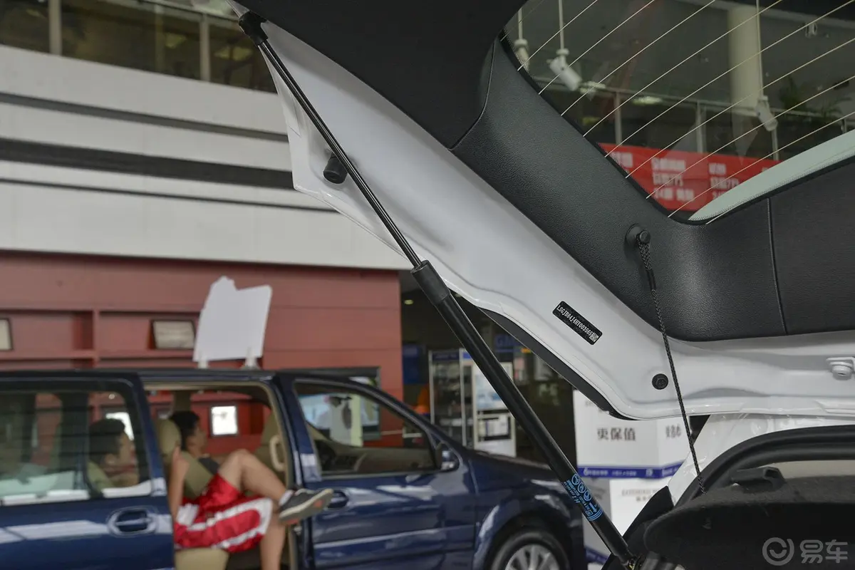 昂科拉18T 自动 两驱 都市领先型行李厢支撑杆