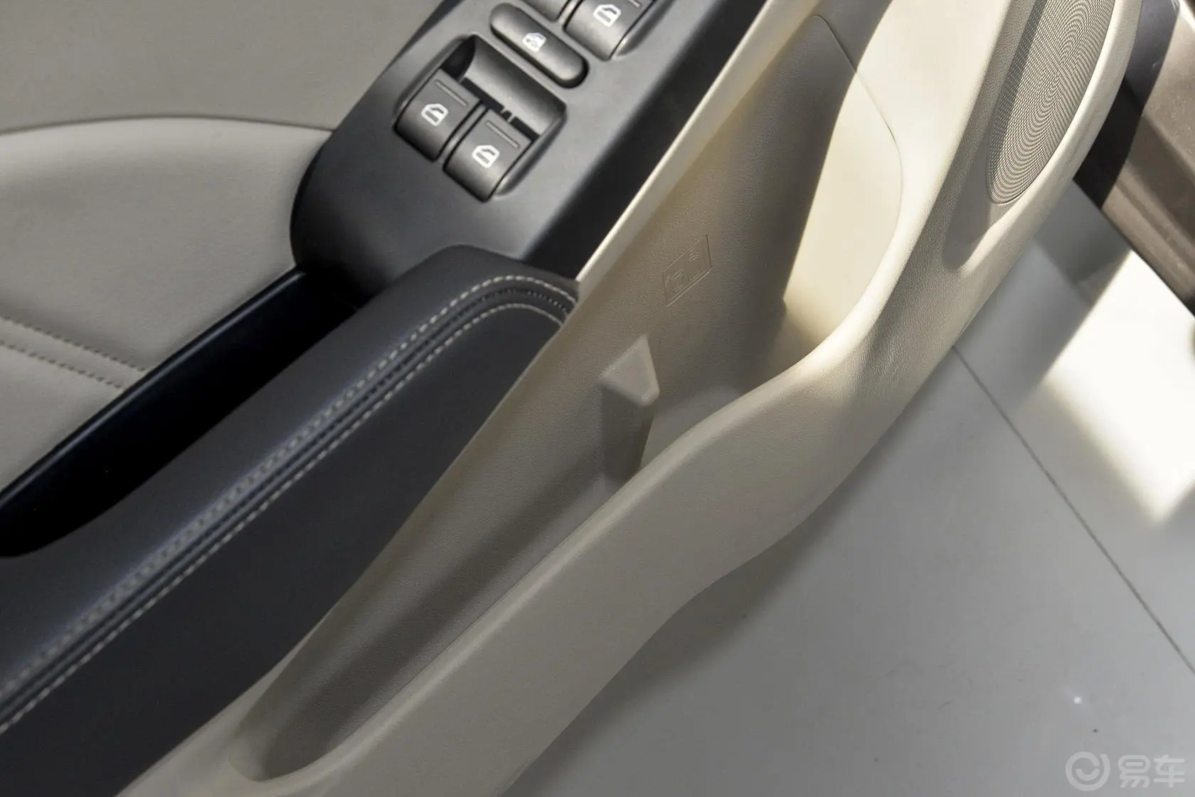 艾瑞泽71.6L 手动 致尚版驾驶员门储物盒