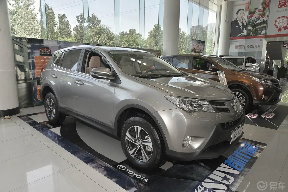 RAV4荣放2.0L CVT 两驱 风尚版正前水平