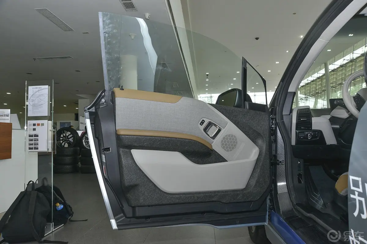 宝马i3(进口)增程型驾驶员侧车门内门板