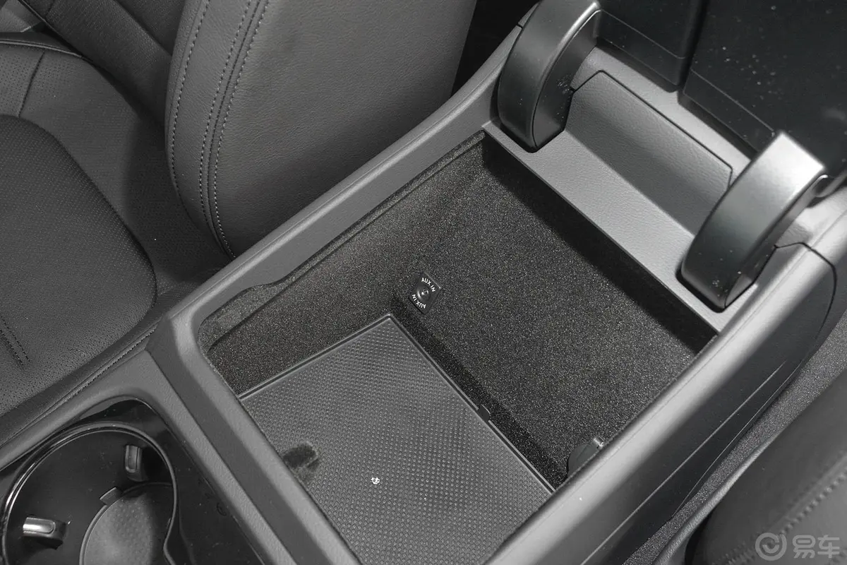 途锐V6 TSI 舒适型前排中央扶手箱空间