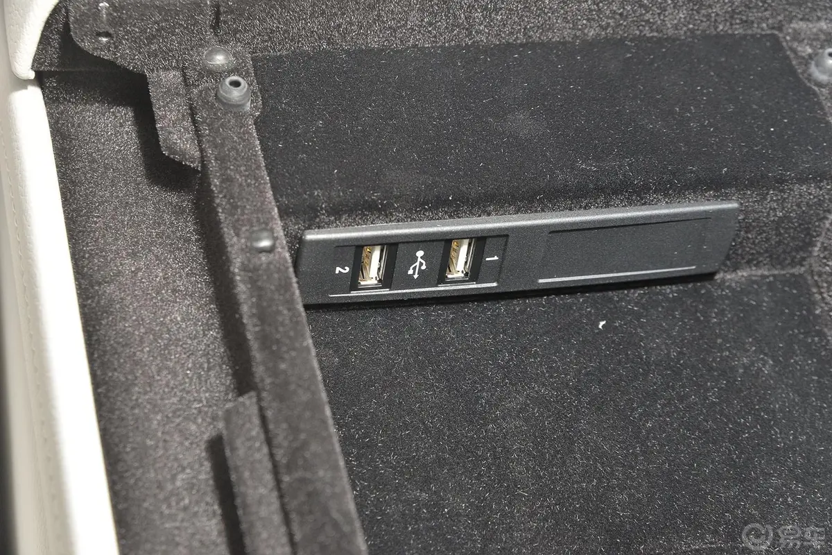 奔驰S级320L 豪华型USB接口