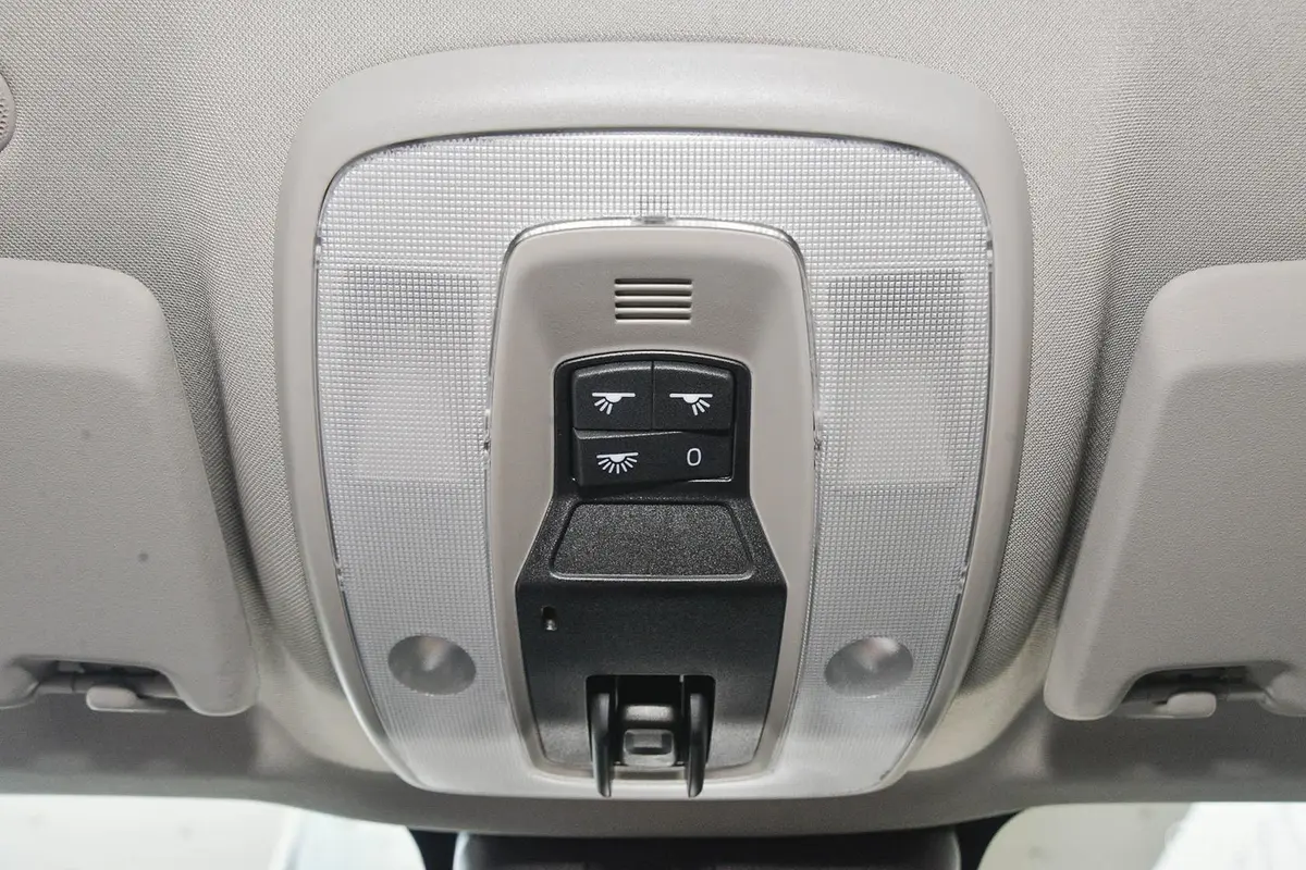 沃尔沃XC60T5 智进版前排车顶中央控制区