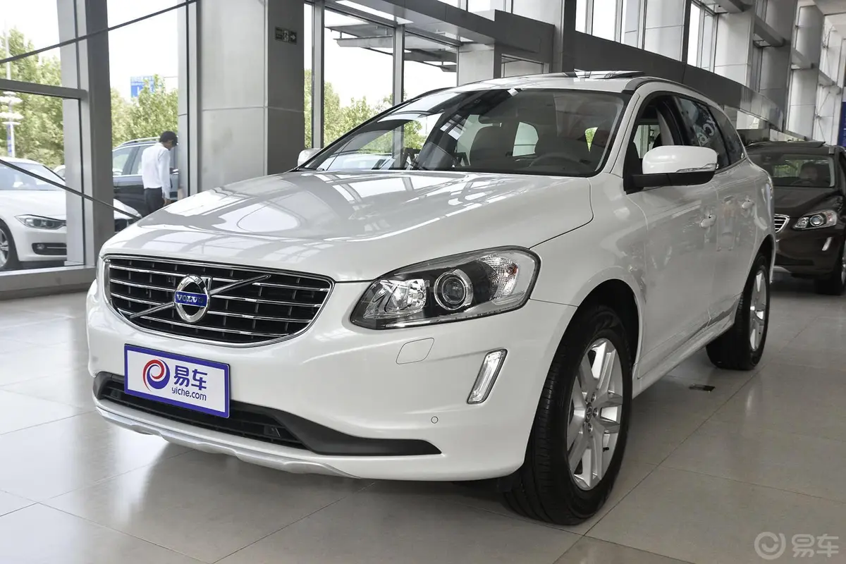 沃尔沃XC60T5 AWD 智进版侧前45度车头向左水平