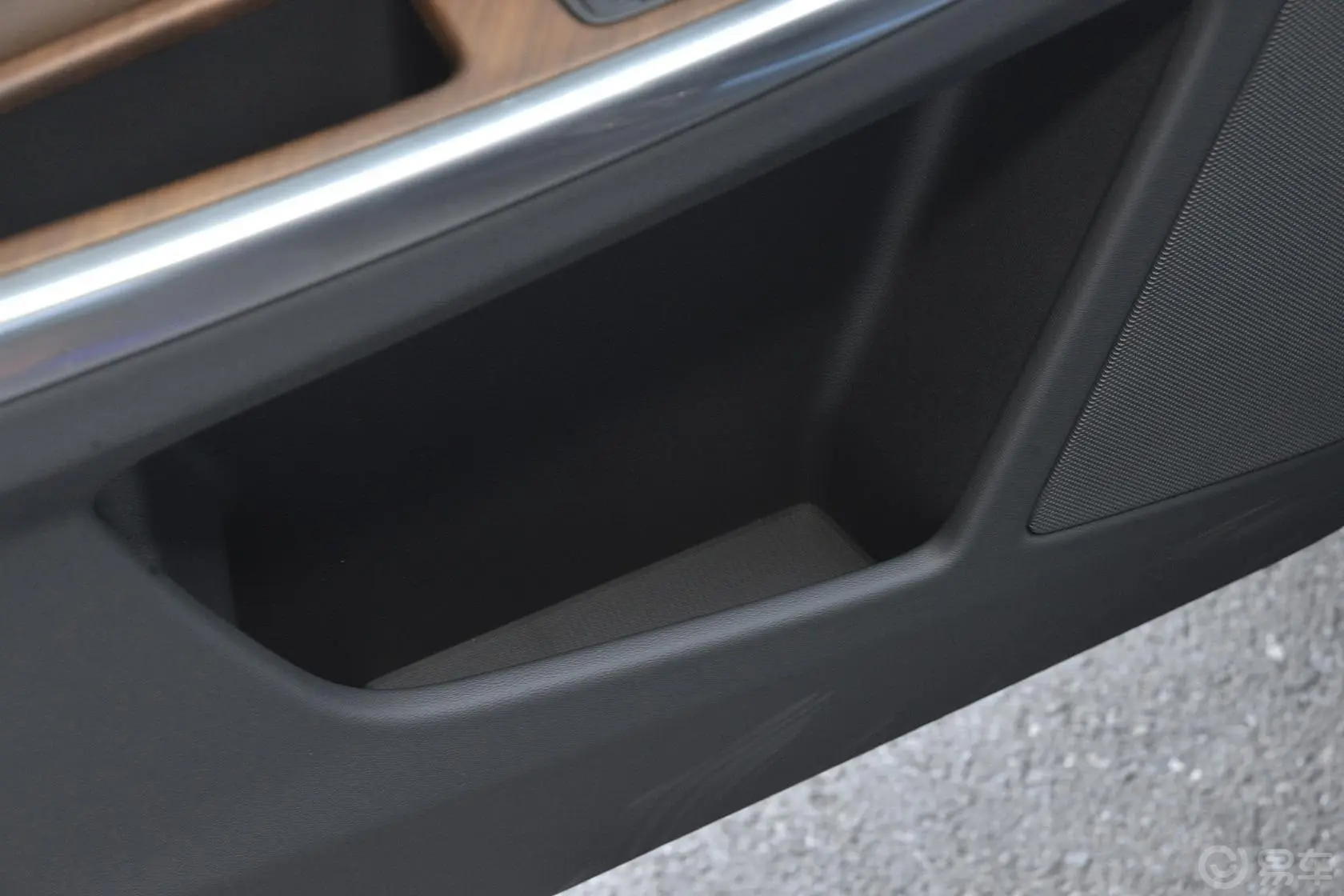 沃尔沃XC60T5 AWD 智越版驾驶员门储物盒