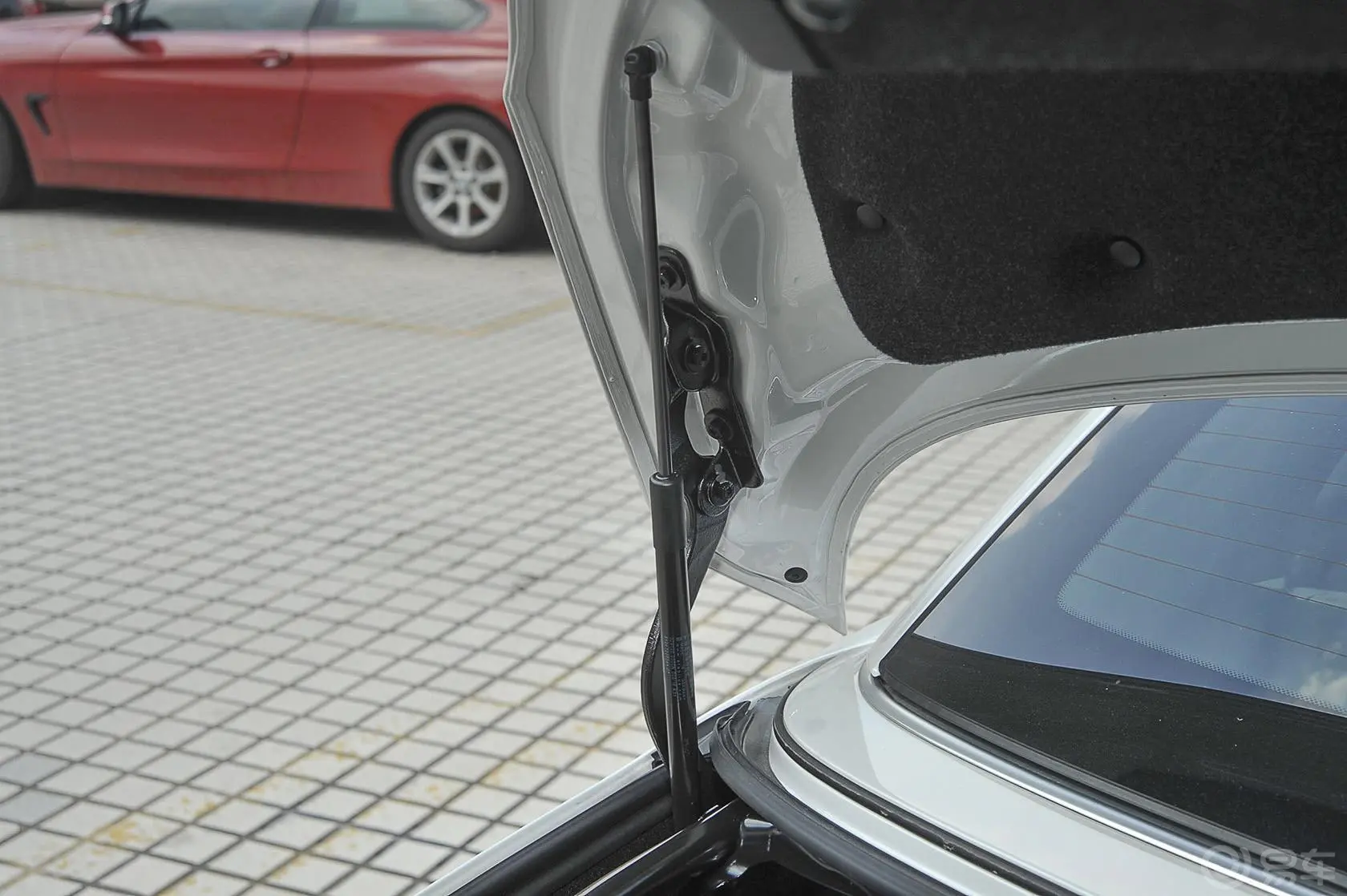 宝马4系敞篷轿跑车 428i xDrive 设计套装型行李厢支撑杆