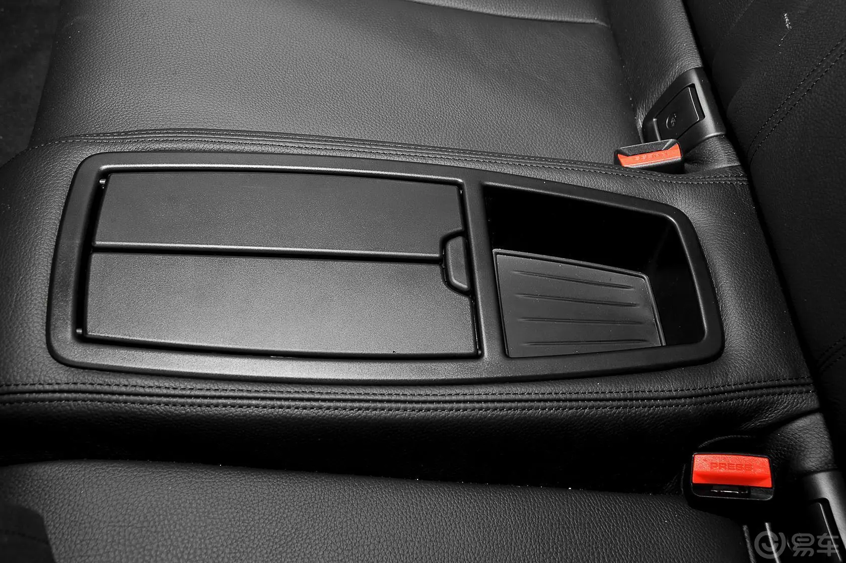 宝马4系敞篷轿跑车 428i xDrive 设计套装型后排扶手