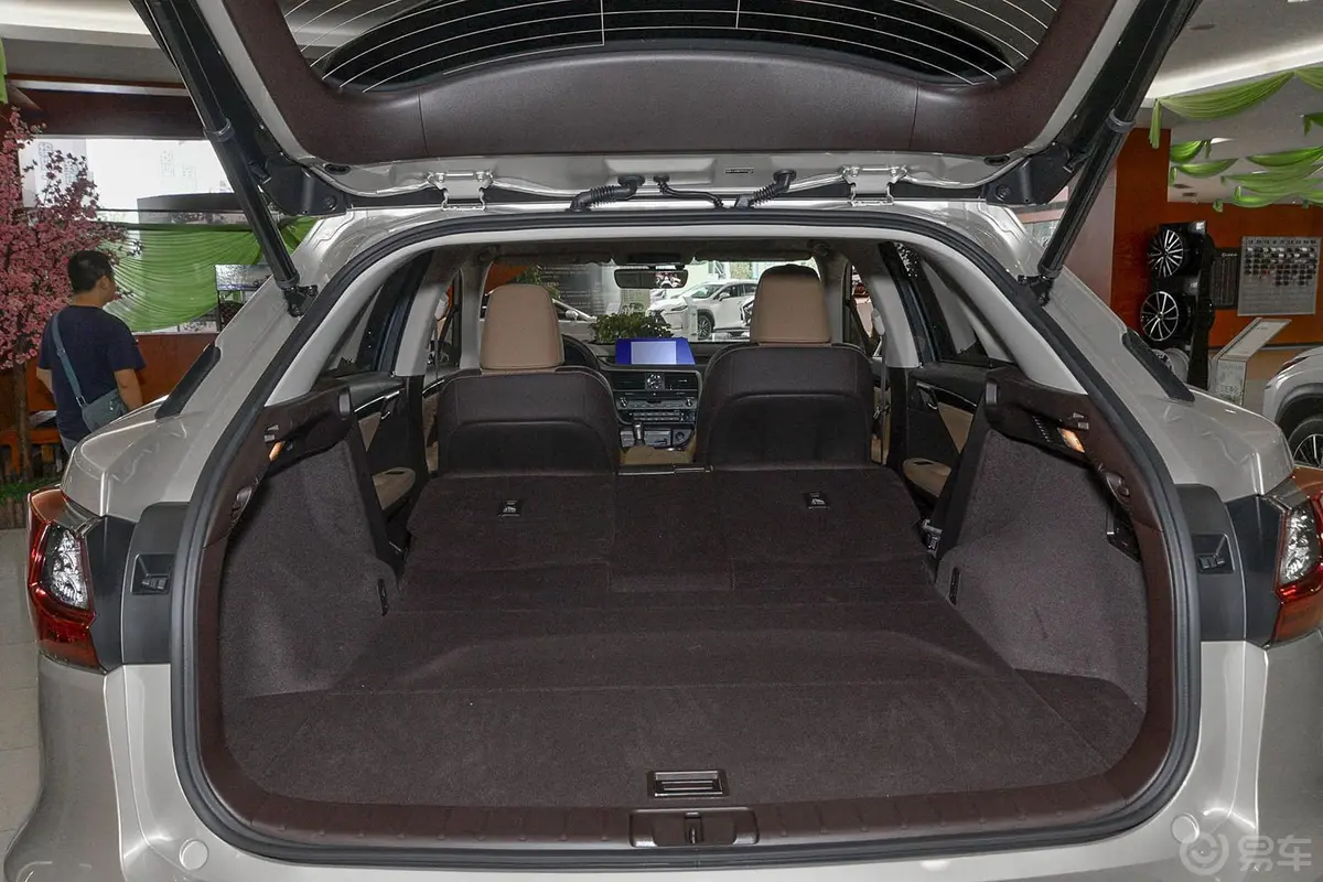 雷克萨斯RX300 四驱 典雅版 国V行李箱空间