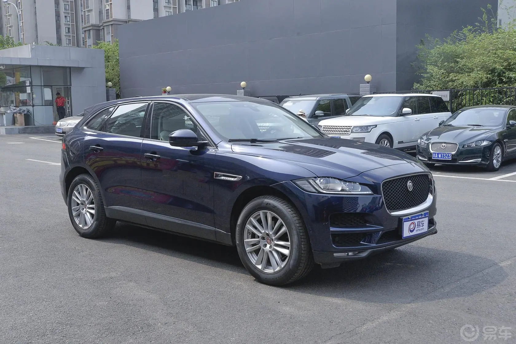 捷豹F-PACE2.0T R-SPORT运动版侧后45度车头向左水平