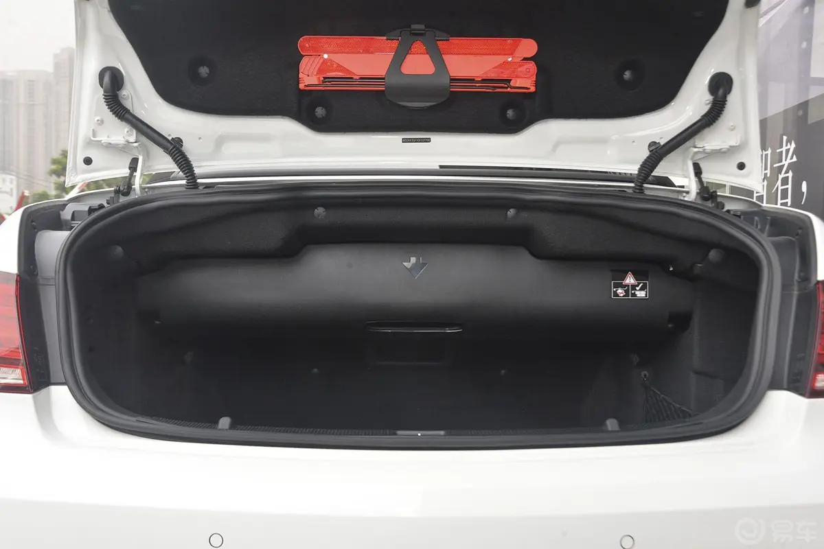 奔驰E级(进口)E260 Coupe 敞篷版行李箱空间