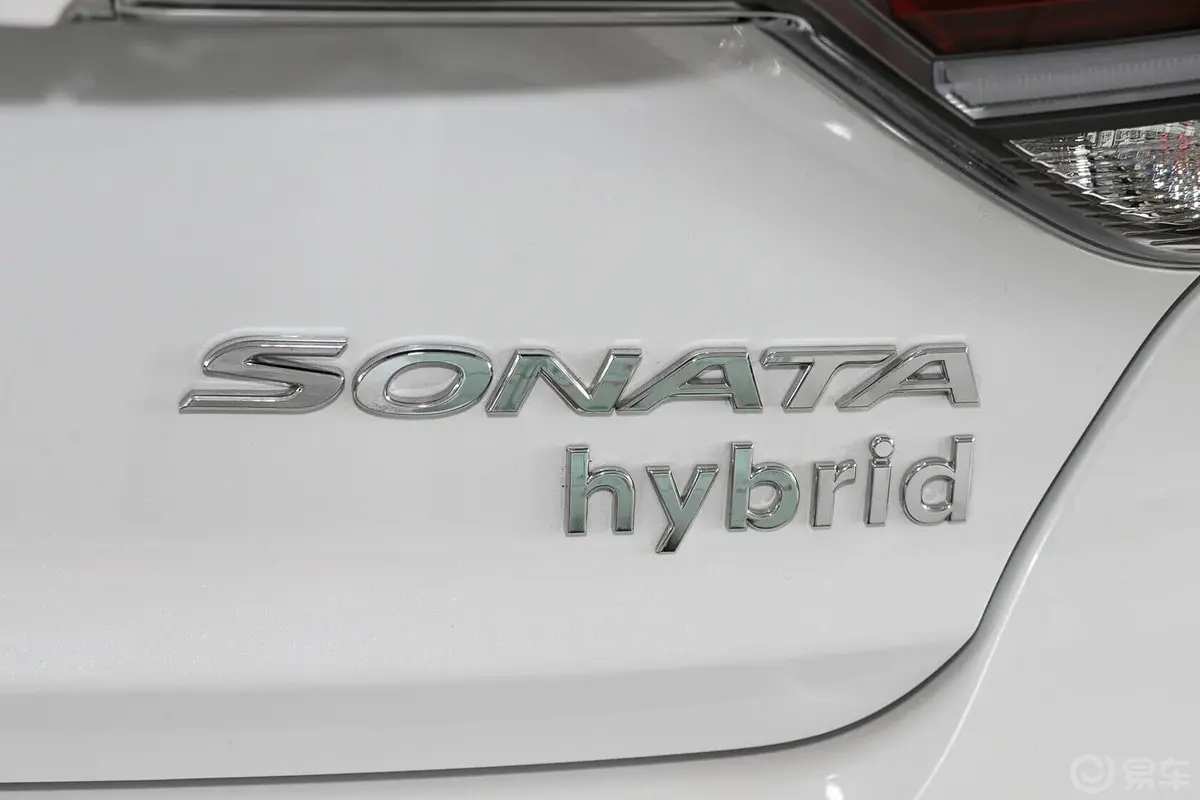索纳塔2.0L hybrid HS领先版尾标