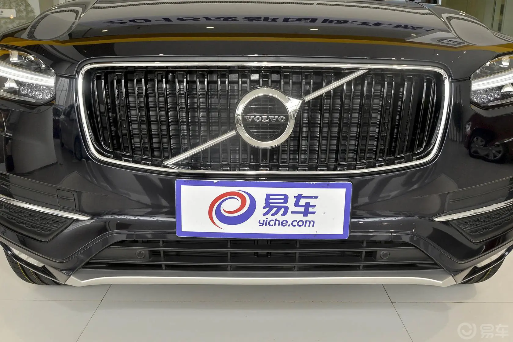 沃尔沃XC902.0T T6 智雅版 七座前格栅侧俯拍