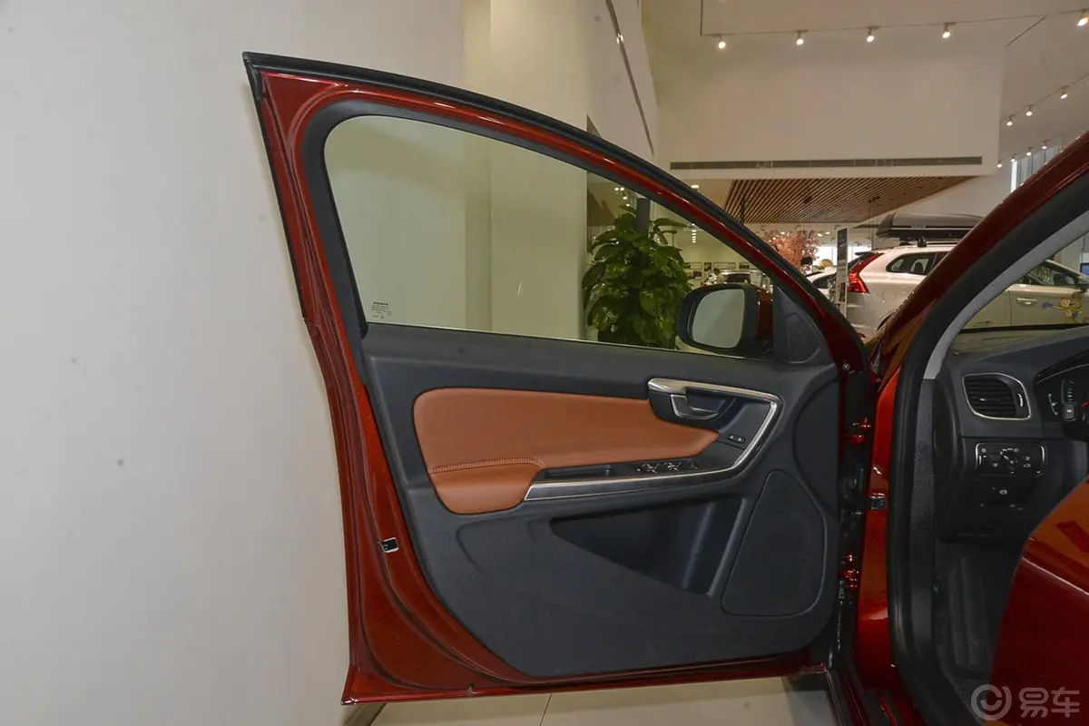 沃尔沃S60T3 智进版驾驶员侧车门内门板