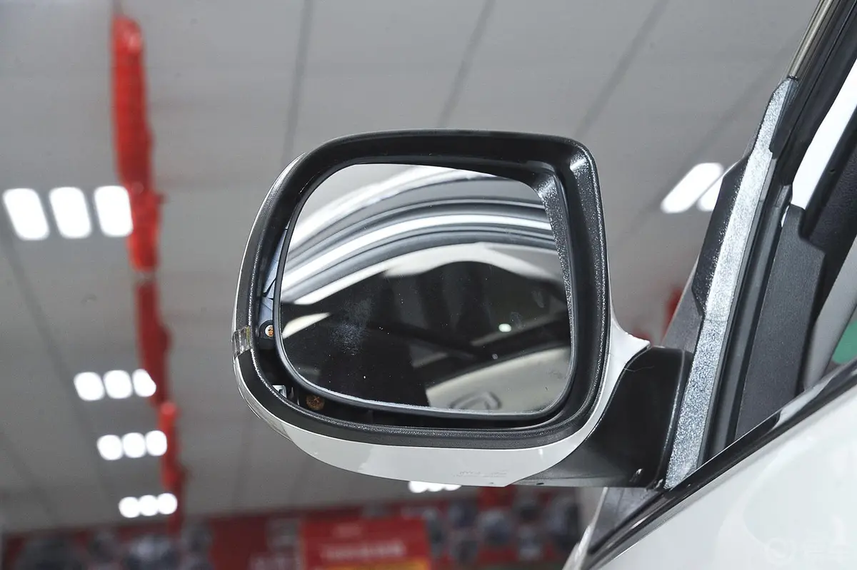 众泰T600运动版 2.0T 双离合 尊贵版后视镜镜面（后）