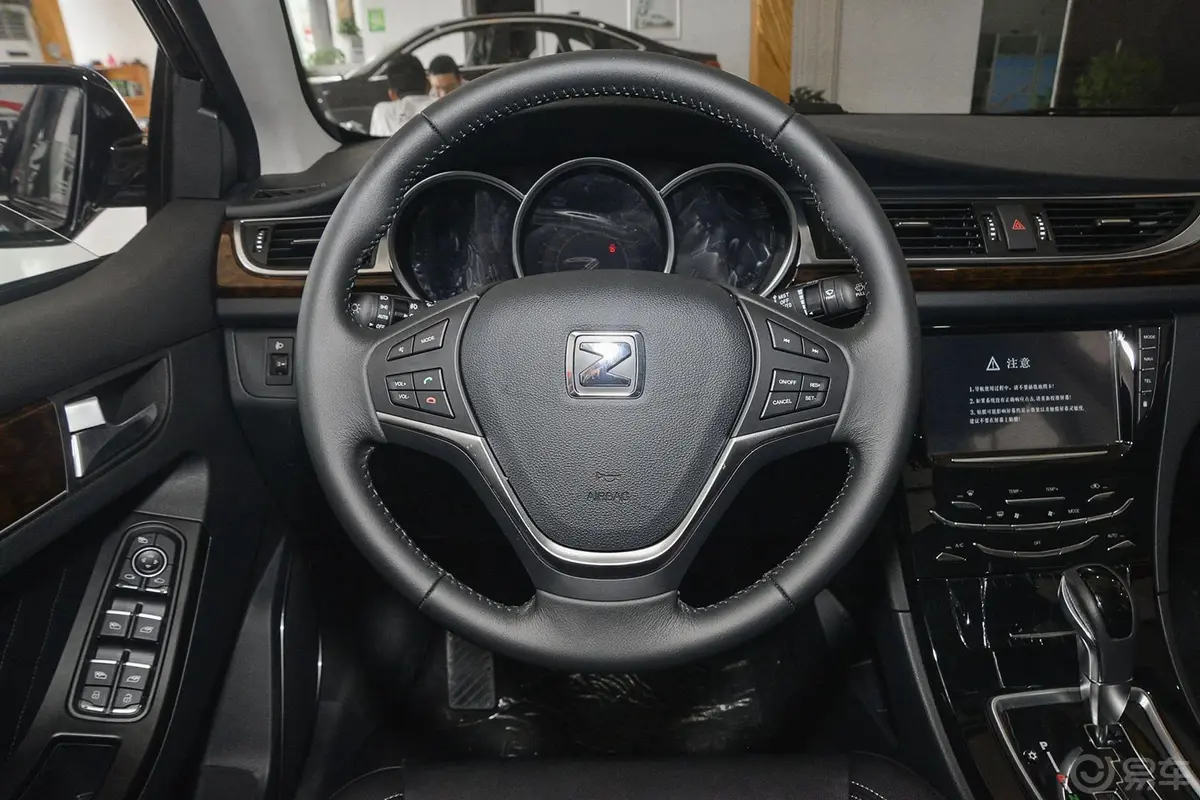 众泰Z5001.5T CVT 尊贵型驾驶位区域