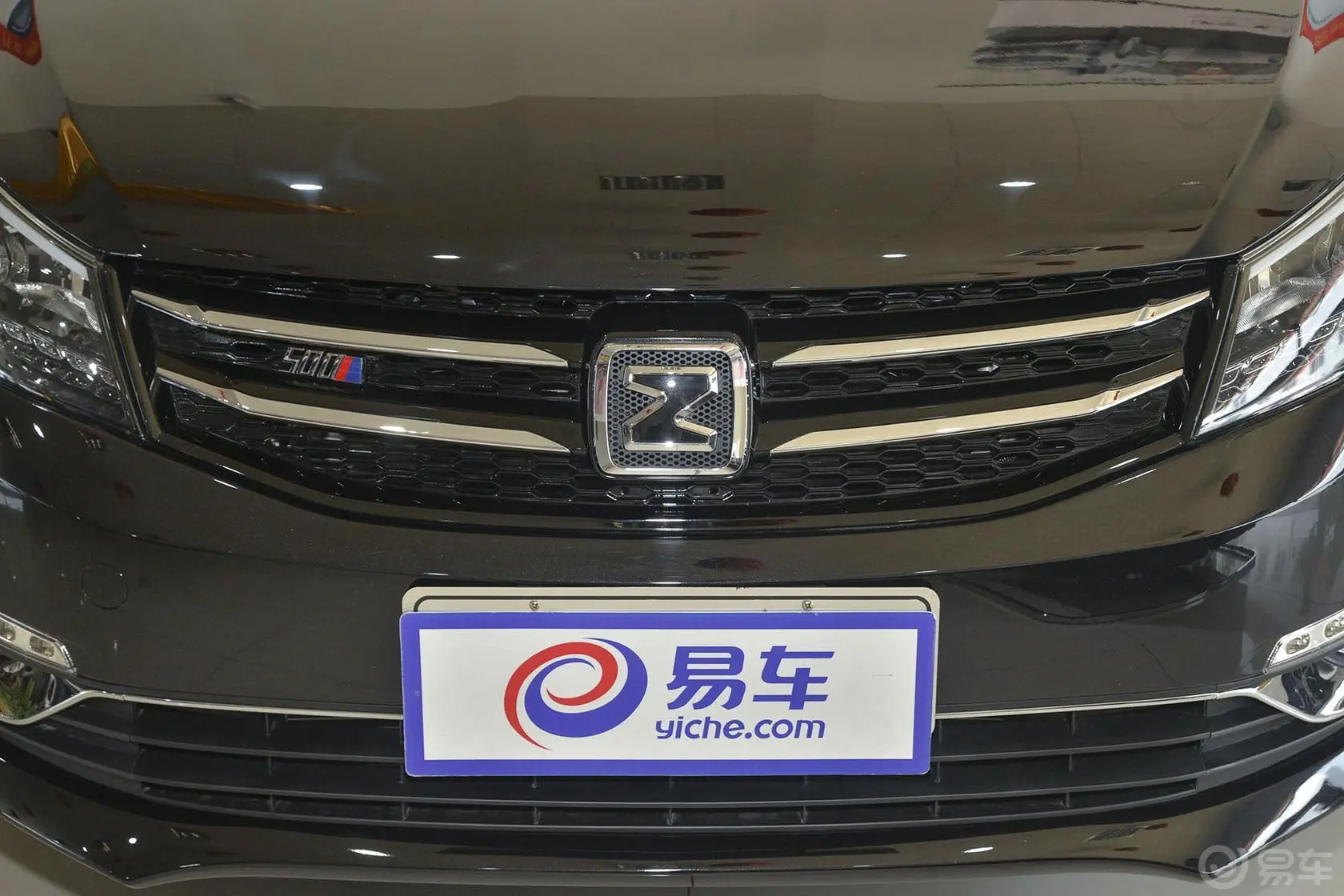 众泰Z5001.5T CVT 尊贵型前格栅侧俯拍