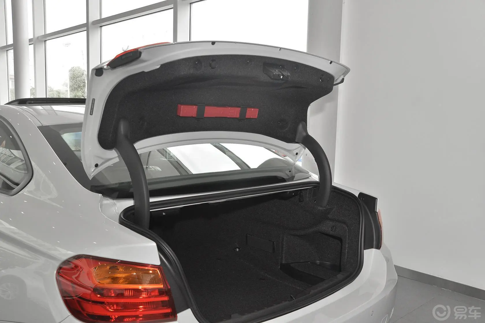 宝马4系双门轿跑车 420i 时尚型行李厢开口范围