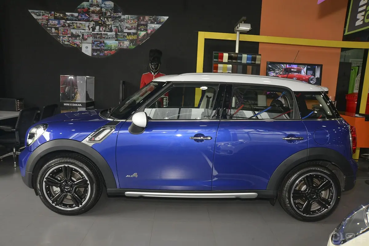 MINI COUNTRYMAN1.6T COOPER S All 4正侧车头向左水平