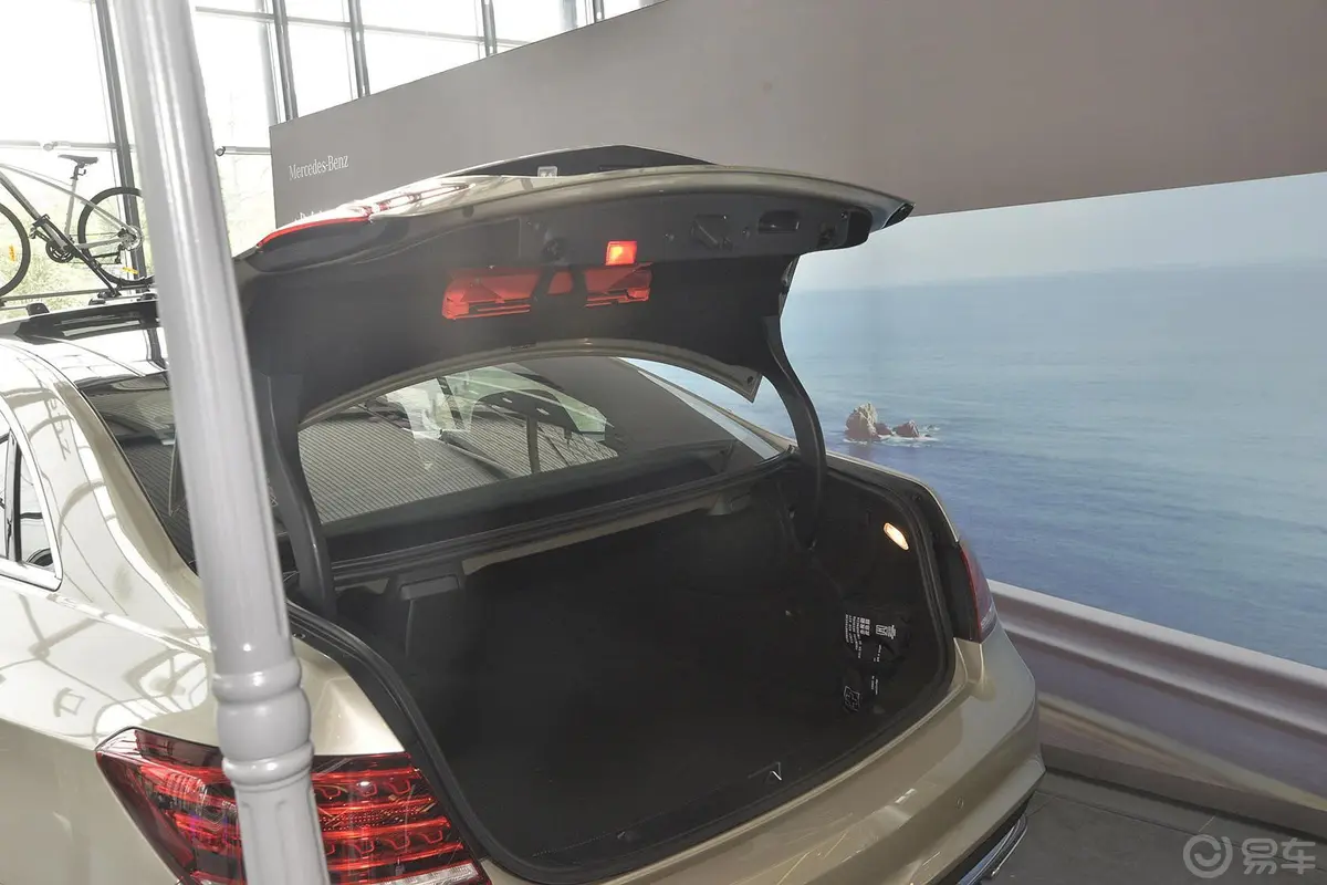 奔驰E级(进口)E200 Coupe行李厢开口范围