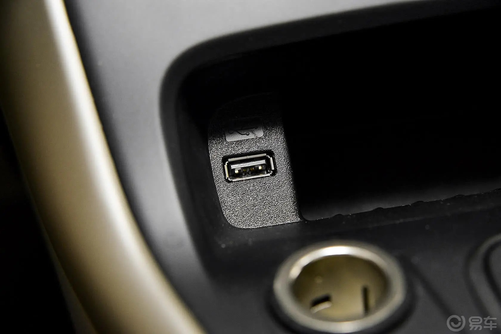 福克斯三厢 1.6L 自动舒适型USB接口