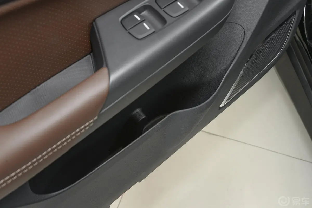 比亚迪S72.0TID 手自一体 尊贵型Plus 7座 升级版驾驶员门储物盒