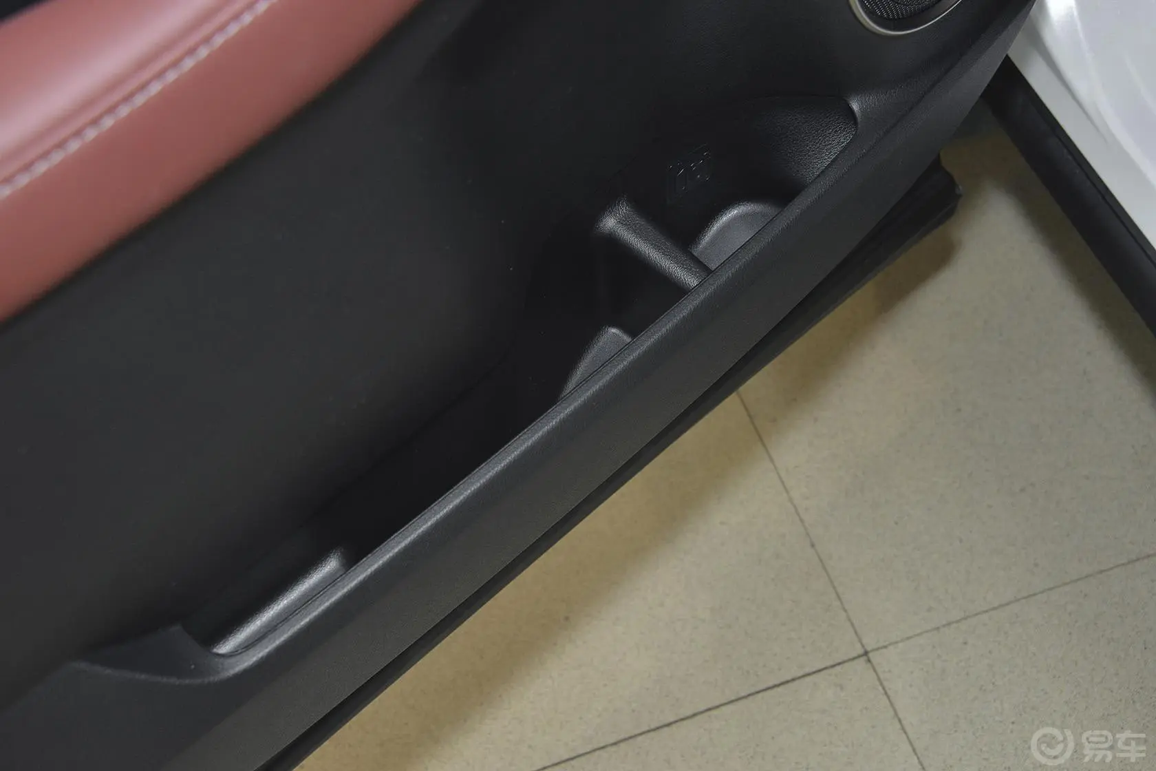 雷克萨斯NXNX 200 锋尚版驾驶员门储物盒