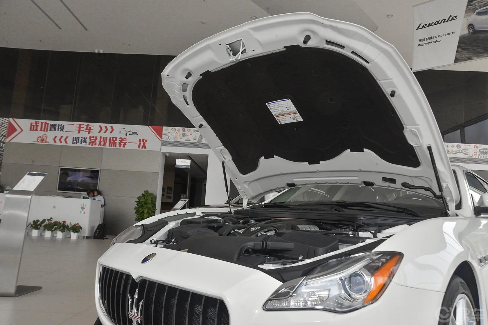 Quattroporte3.8T 标准型发动机盖开启