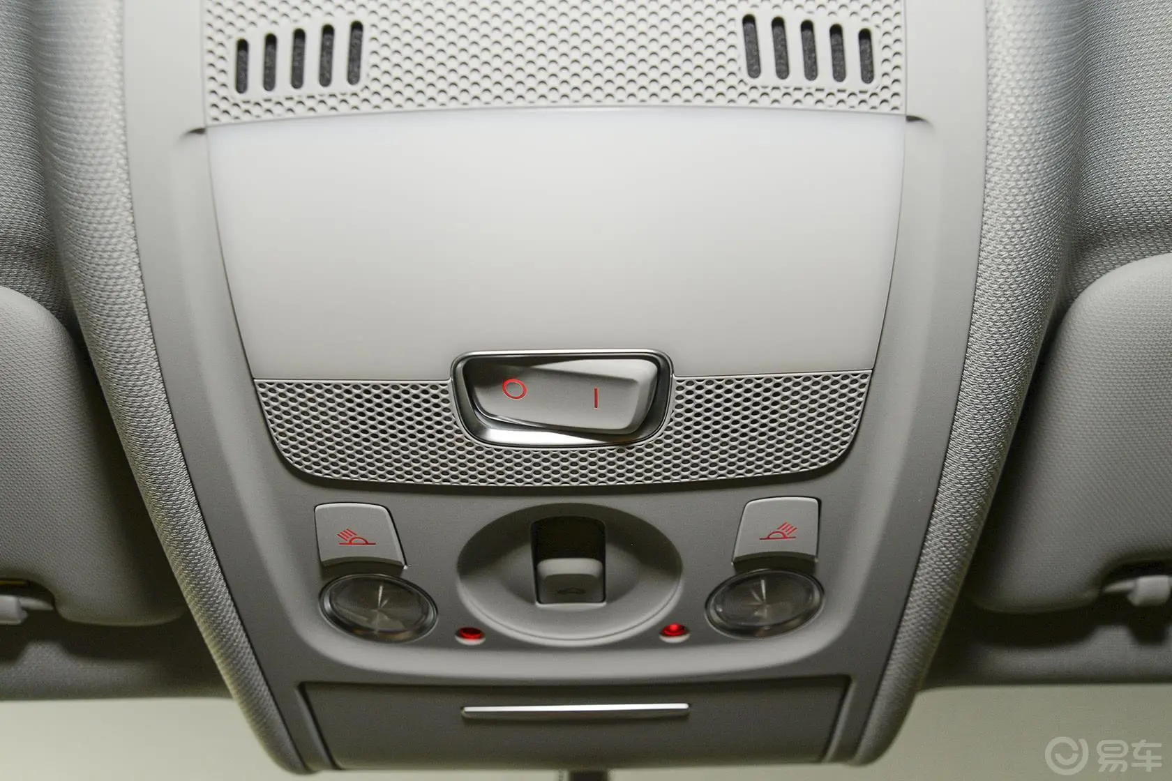 奥迪A5Coupe 45 TFSI 舒适型前排车顶中央控制区