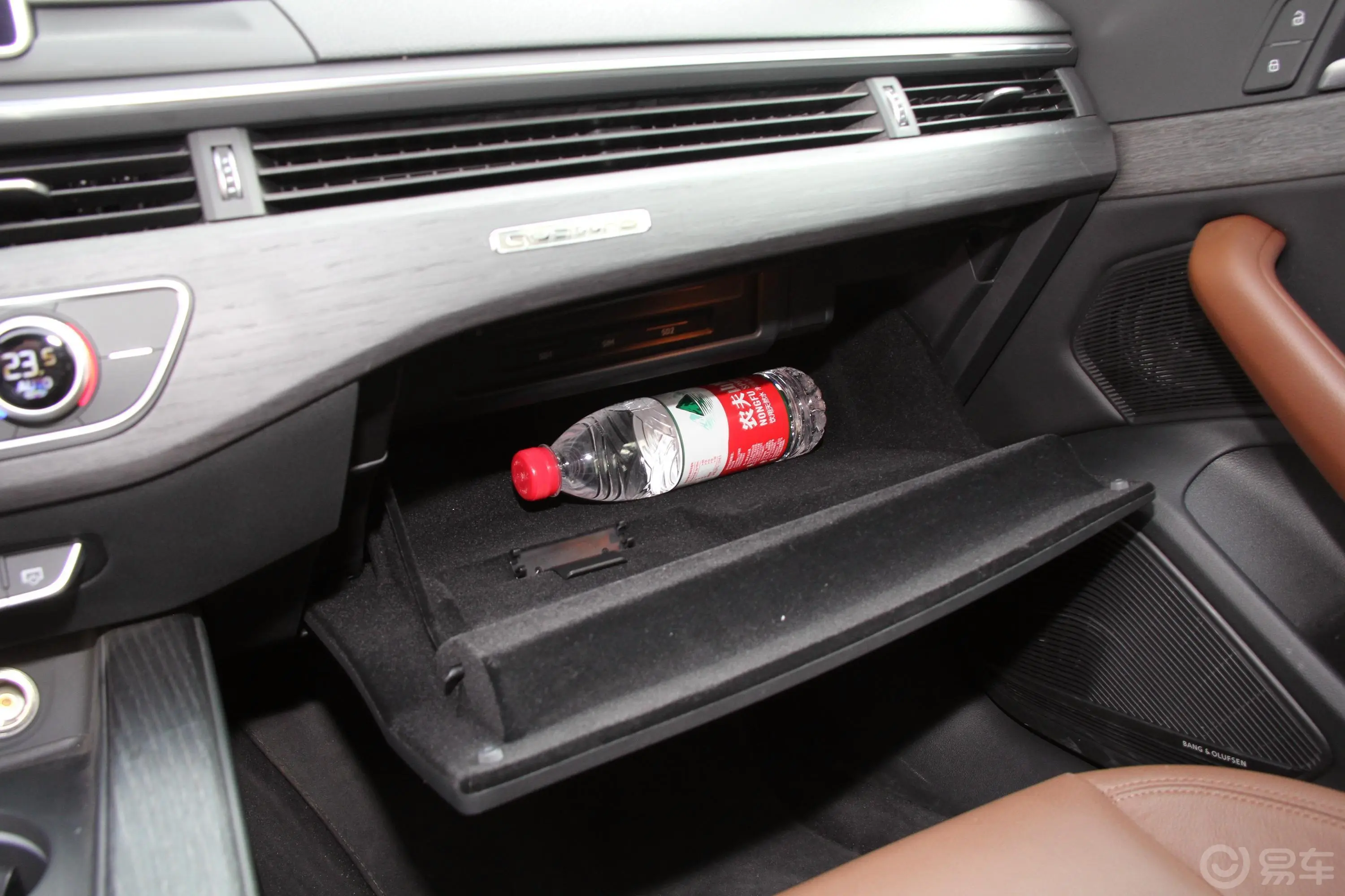 奥迪A4L45 TFSI quattro 风尚型手套箱空间水瓶横置
