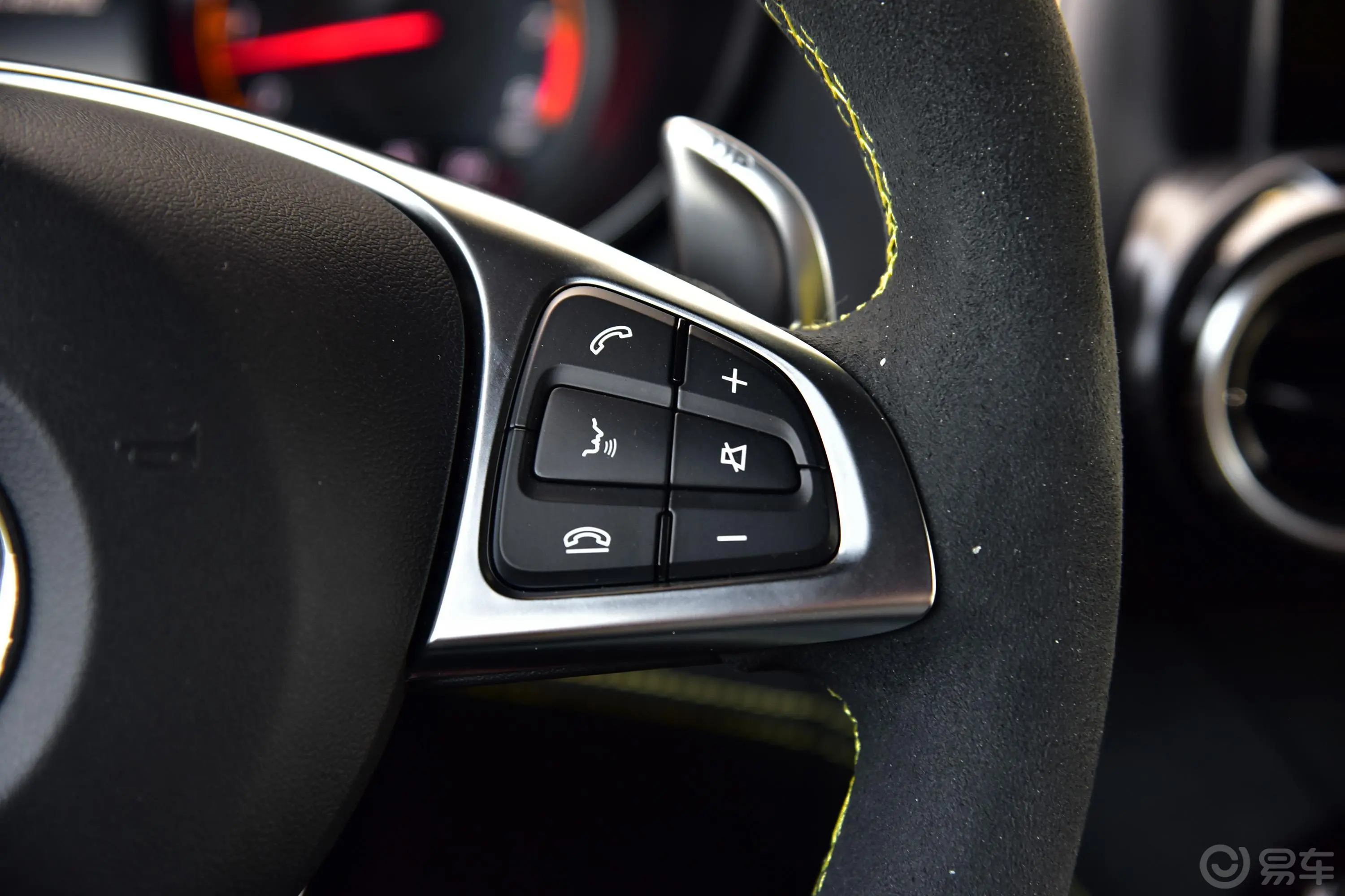 奔驰GT AMGAMG GT S 限量特别版右侧方向盘功能按键