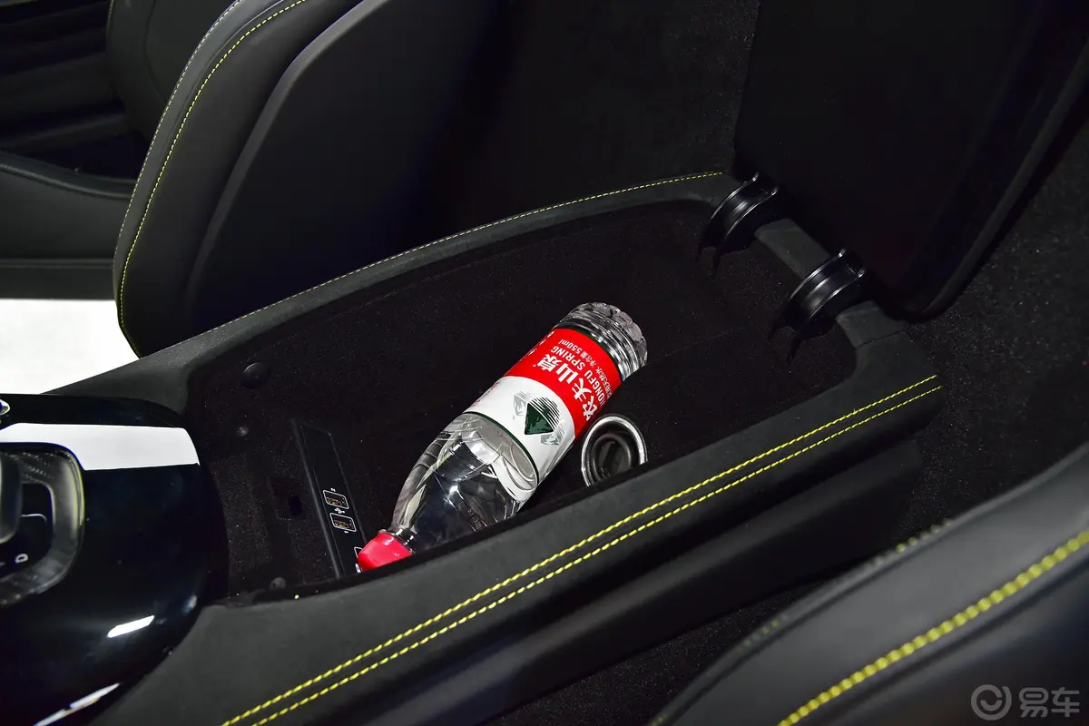 奔驰GT AMGAMG GT S 限量特别版前排扶手箱储物格