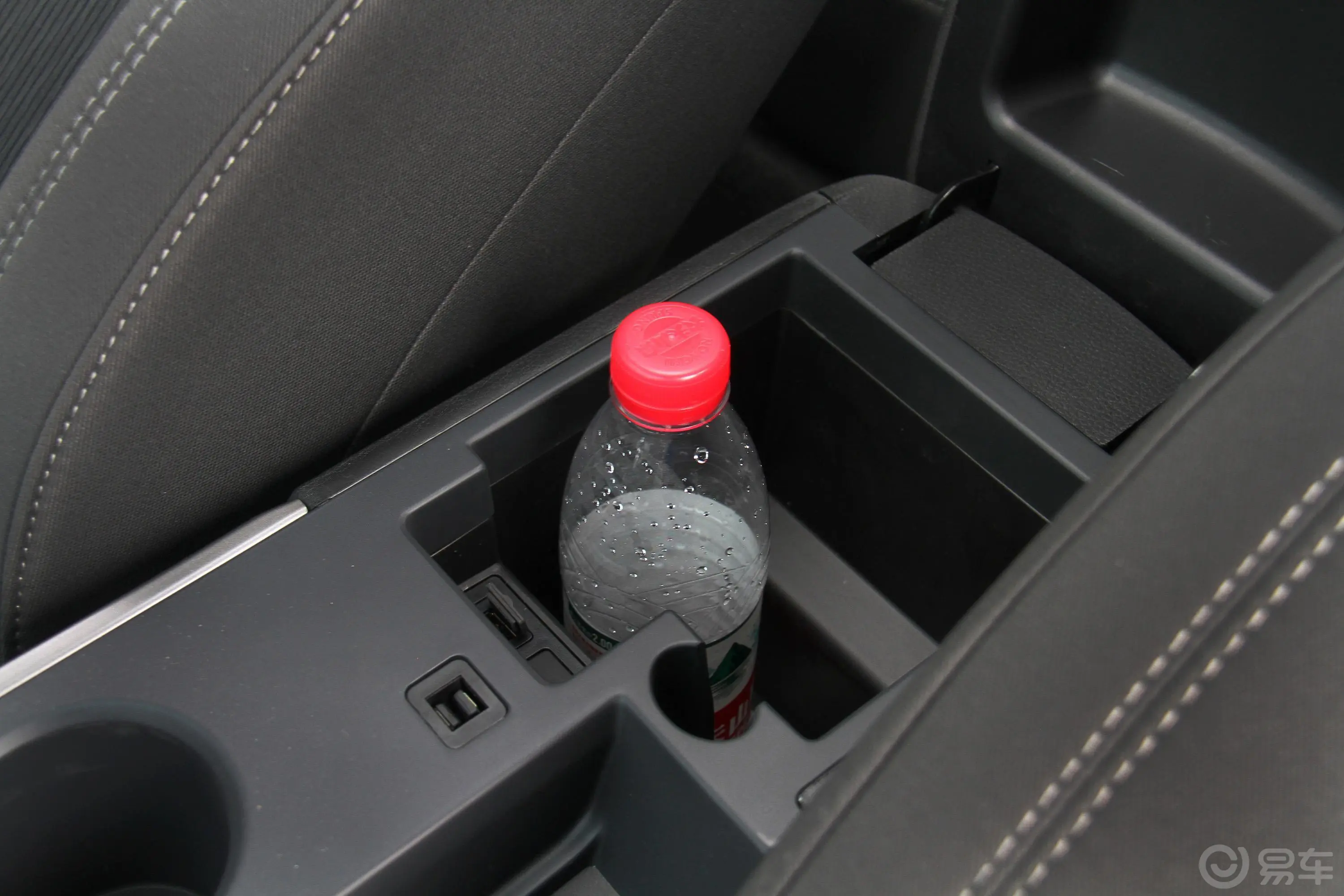 海马S5强动力版 1.6L 手动 舒适版前排扶手箱储物格
