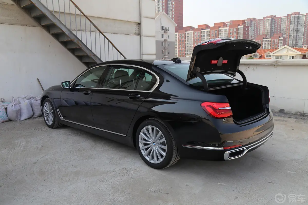 宝马7系740Li xDrive 豪华版空间