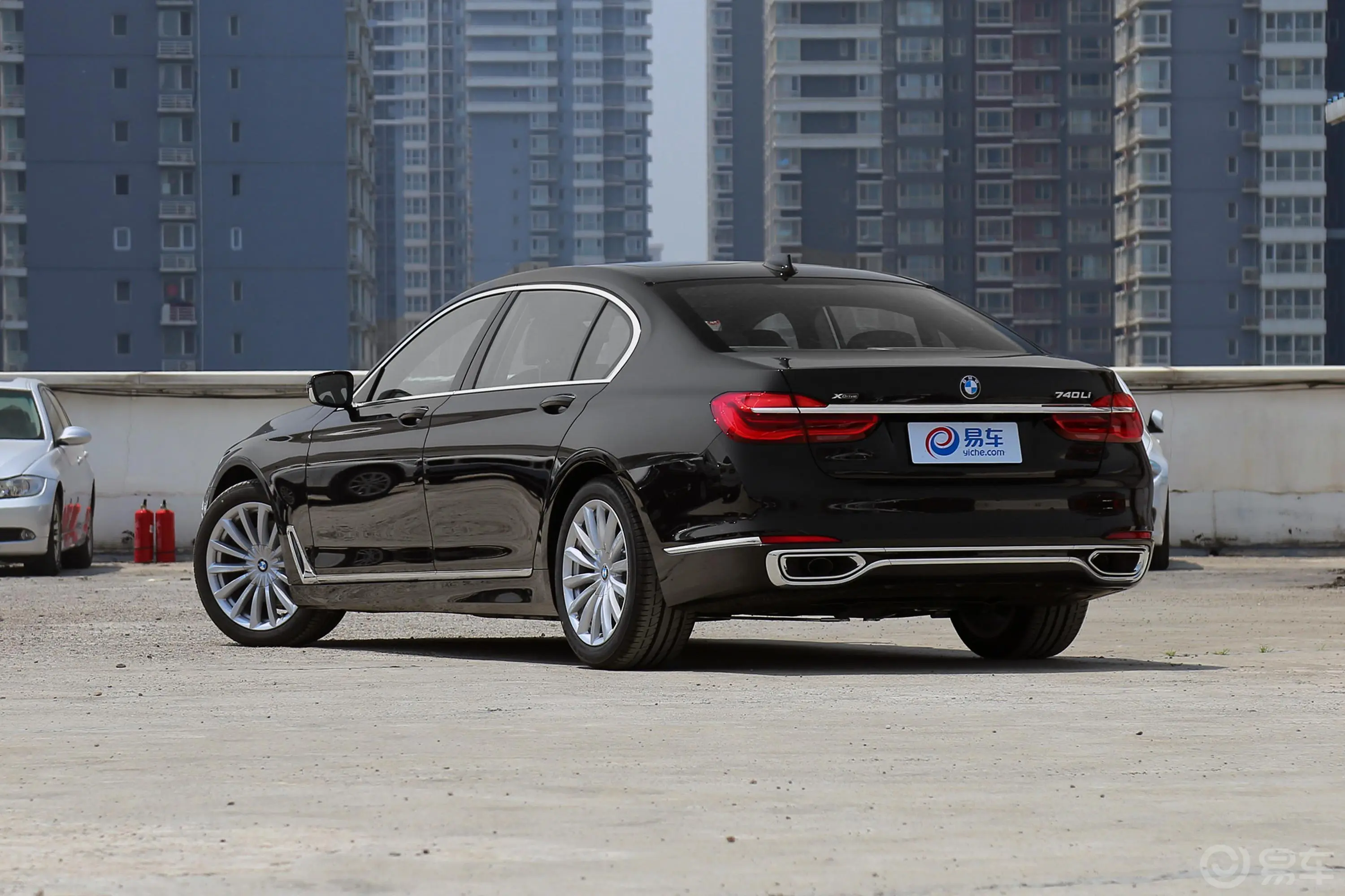 宝马7系740Li xDrive 豪华版侧后45度车头向左水平